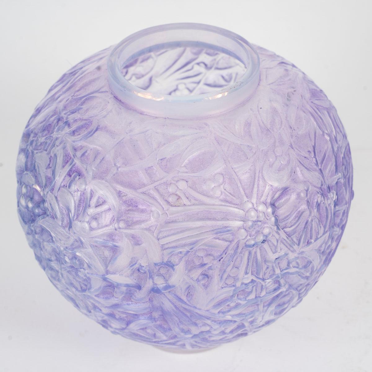 Glass René Lalique, Mistletoe vase
