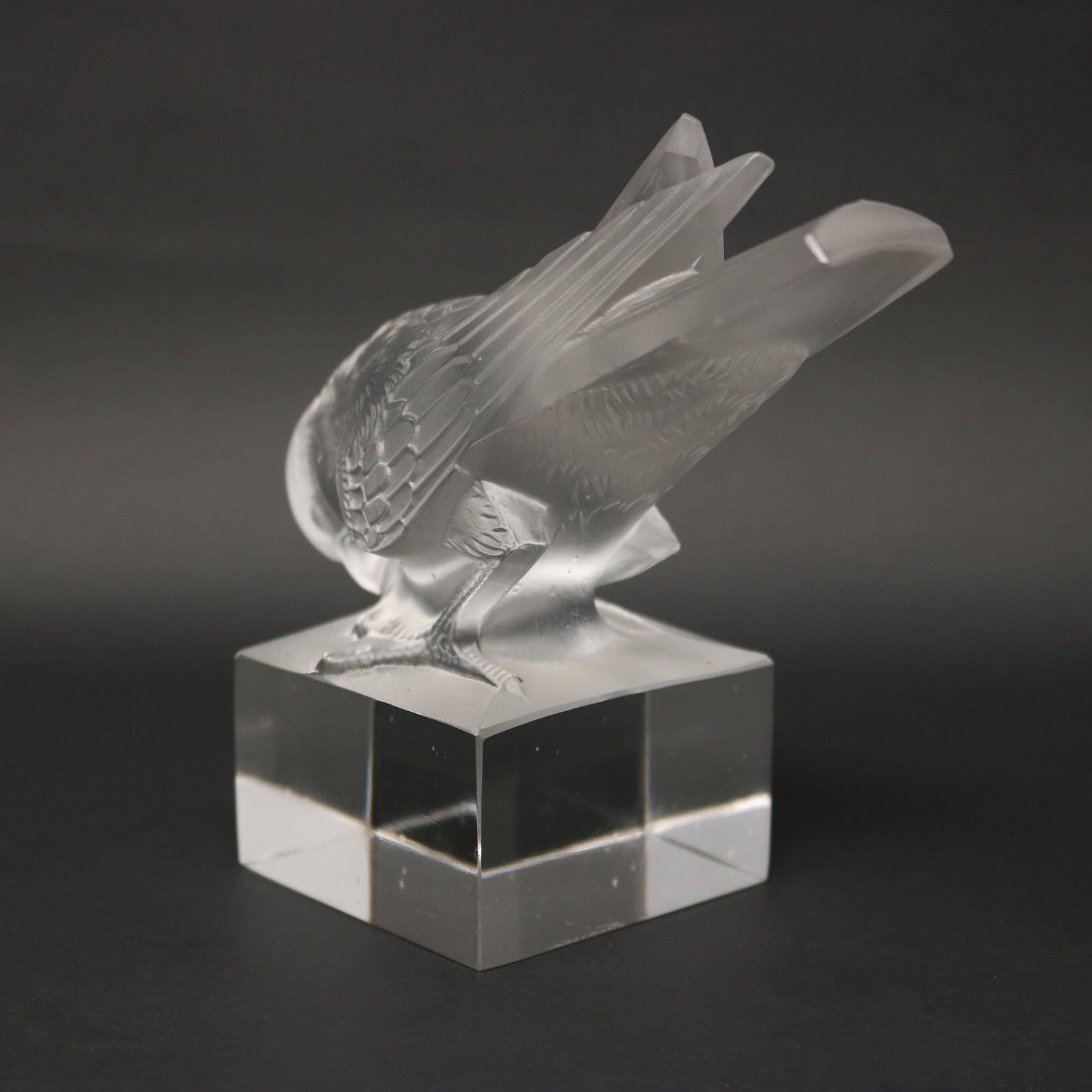 Rene Lalique Moineau Sur Socle Ailes Fermees' Paperweight In Excellent Condition For Sale In Chelmsford, Essex