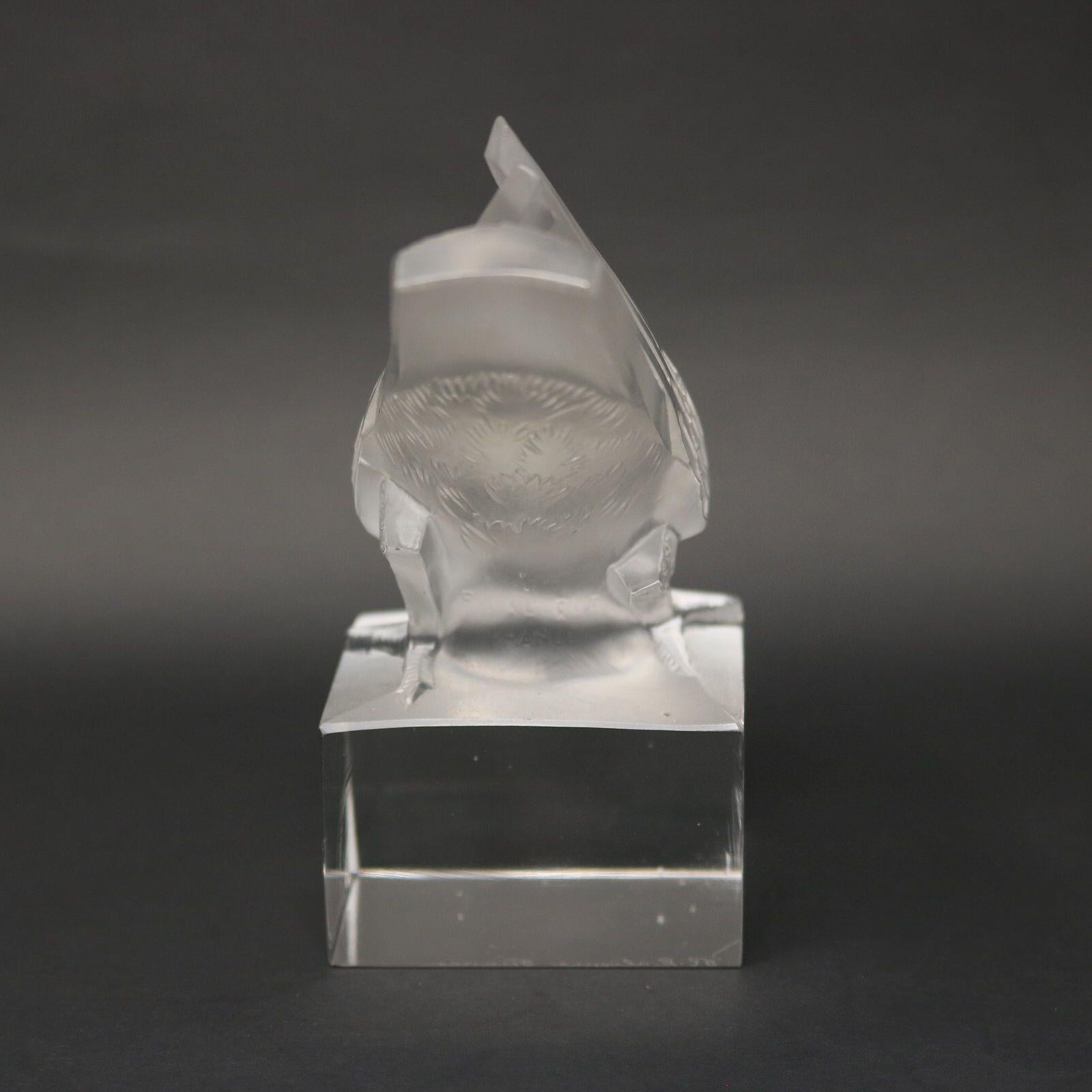 Rene Lalique Moineau Sur Socle Ailes Fermees' Paperweight In Excellent Condition For Sale In Chelmsford, Essex