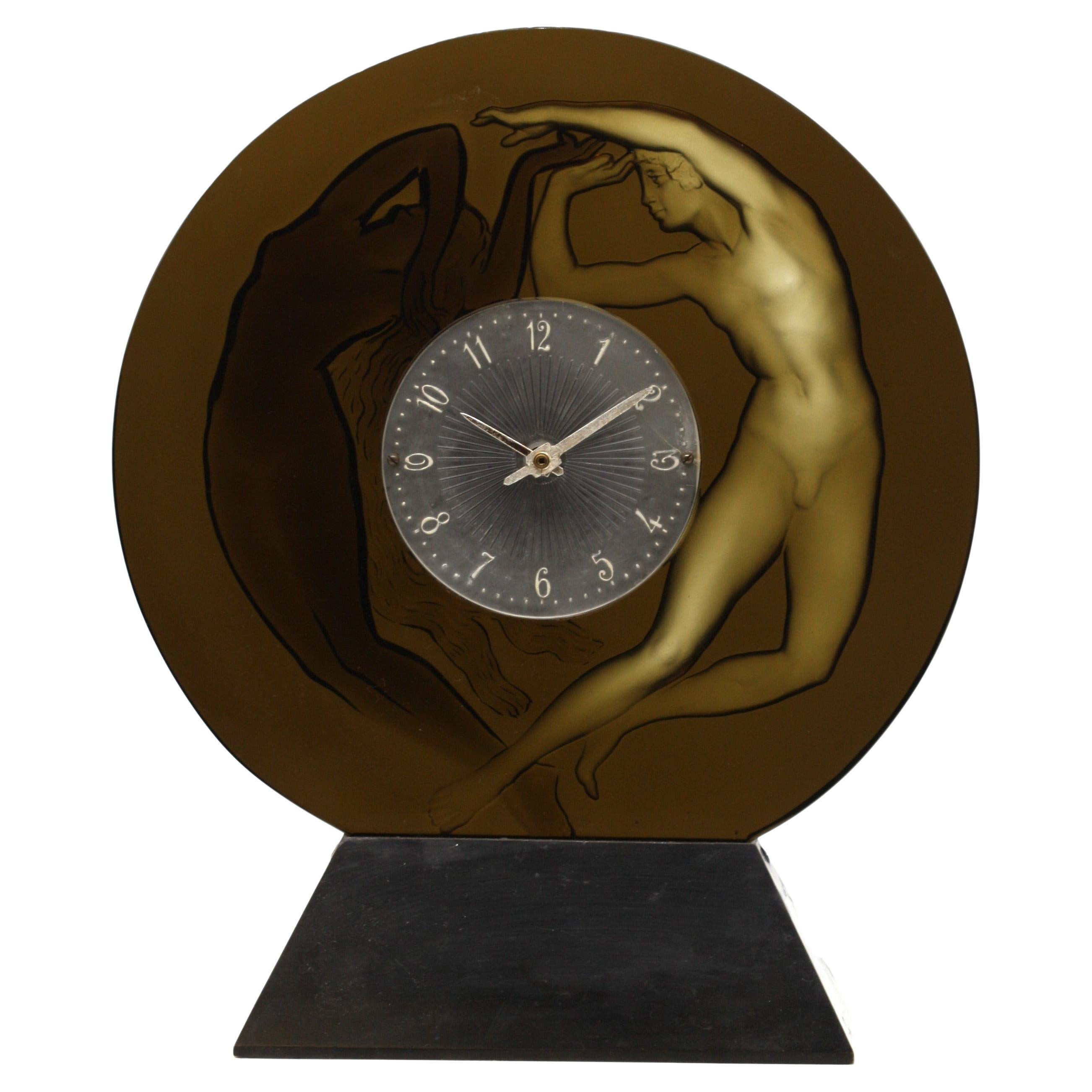 Kaminuhr „Le Jour Et La Nuit“ von Rene Lalique aus geformtem grauem Glas „Le Jour Et La Nuit“ Nacht und Tag
