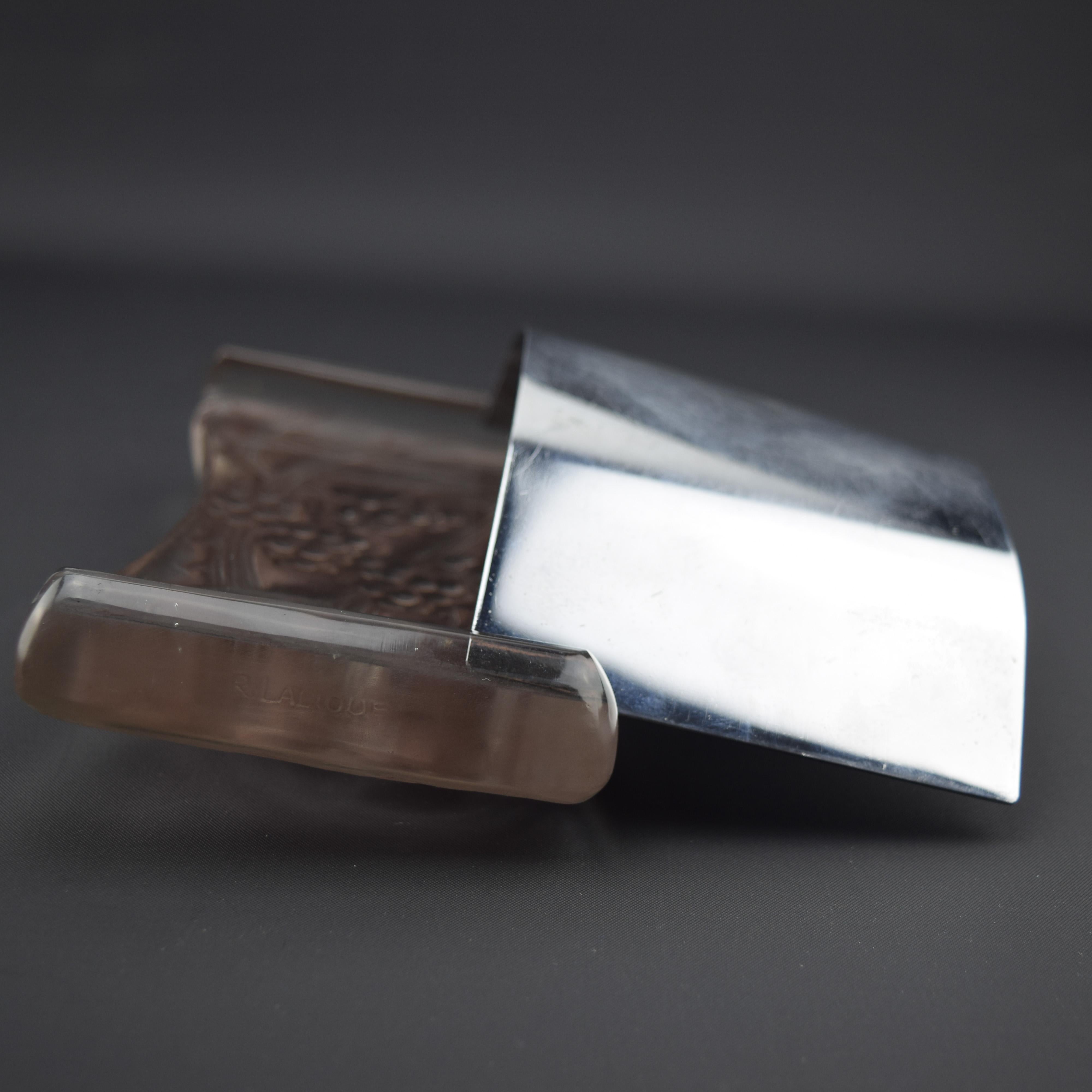 Rene Lalique Mures Design Rocker Blotter
Klares und mattiertes Glas mit einer leichten mauvefarbenen Färbung

Der Zustand ist sehr gut, ohne Schäden oder Mängel

Geformte Marke R Lalique

Marcilhac Seite 245
Modell Nr. 156
eingeführt 1920
Misst 17cm