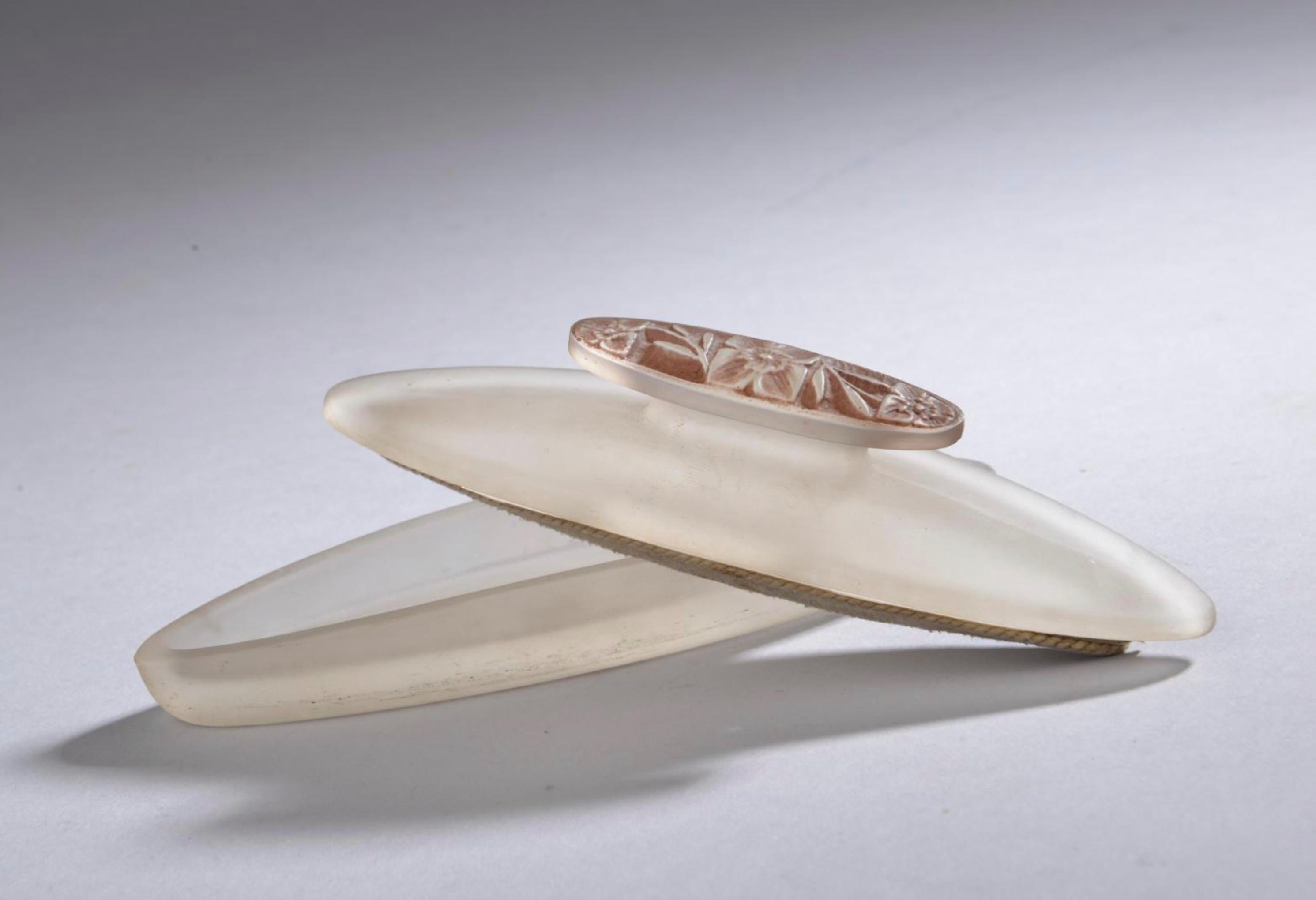 Rene Lalique Nail Buffer ‘Fleurettes’ In Good Condition For Sale In Saint-Ouen, FR