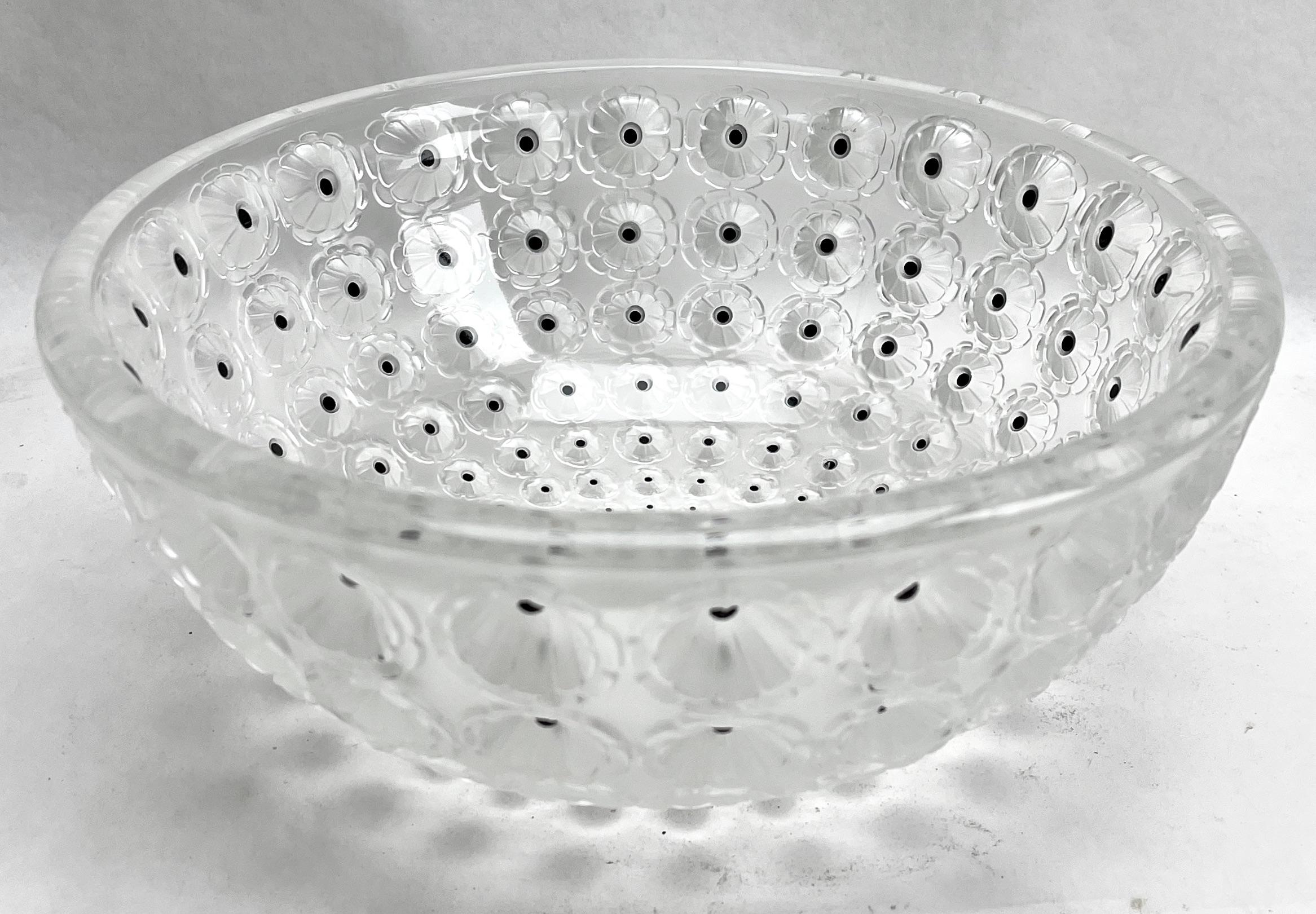 LALIQUE, NEMOURS Tasse aus geformt-gepresstem  Kristall 2,1 kg 
Emailliert mit 240 von Hand aufgetragenen schwarzen Emaillepunkten in Anlehnung an die Mohnblume.
Sehr guter Zustand



  