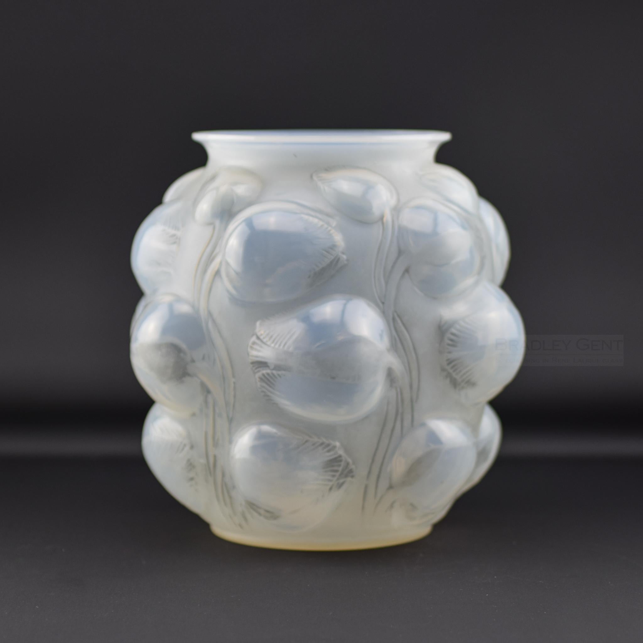 Art Déco Rene His Lalique opalescente e  vaso Tulipes tinto di grigio C1927 in vendita