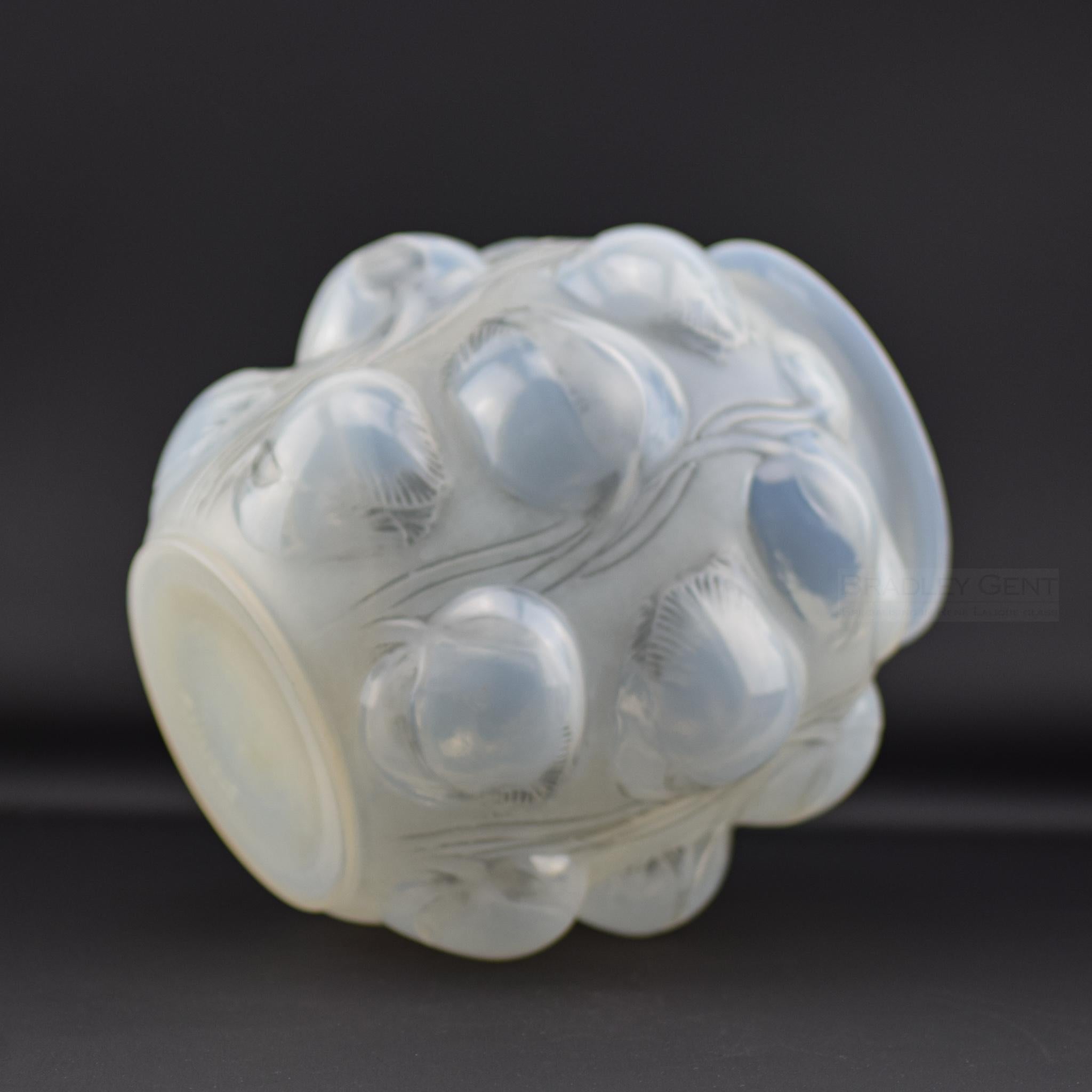 Francese Rene His Lalique opalescente e  vaso Tulipes tinto di grigio C1927 in vendita