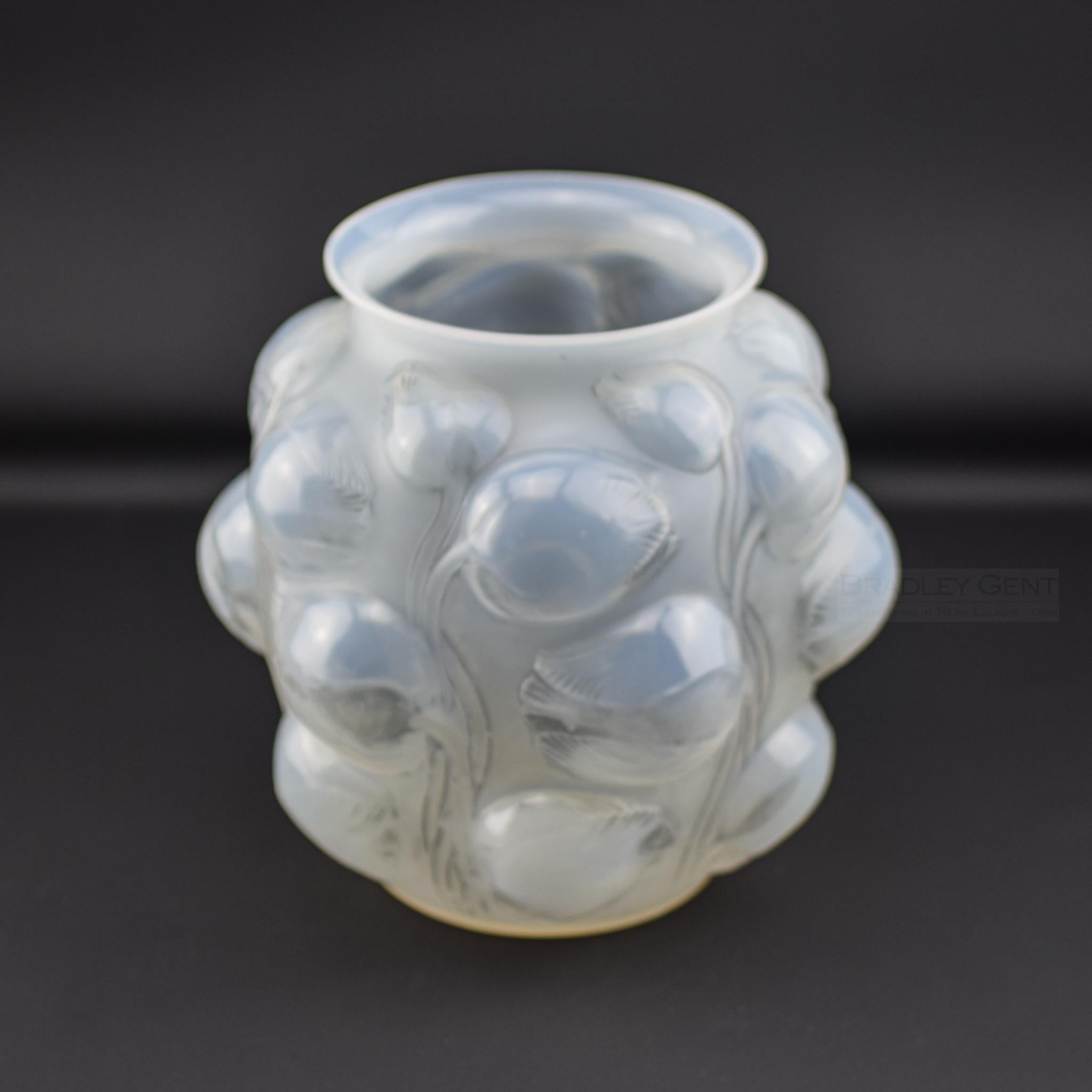 Stampato Rene His Lalique opalescente e  vaso Tulipes tinto di grigio C1927 in vendita