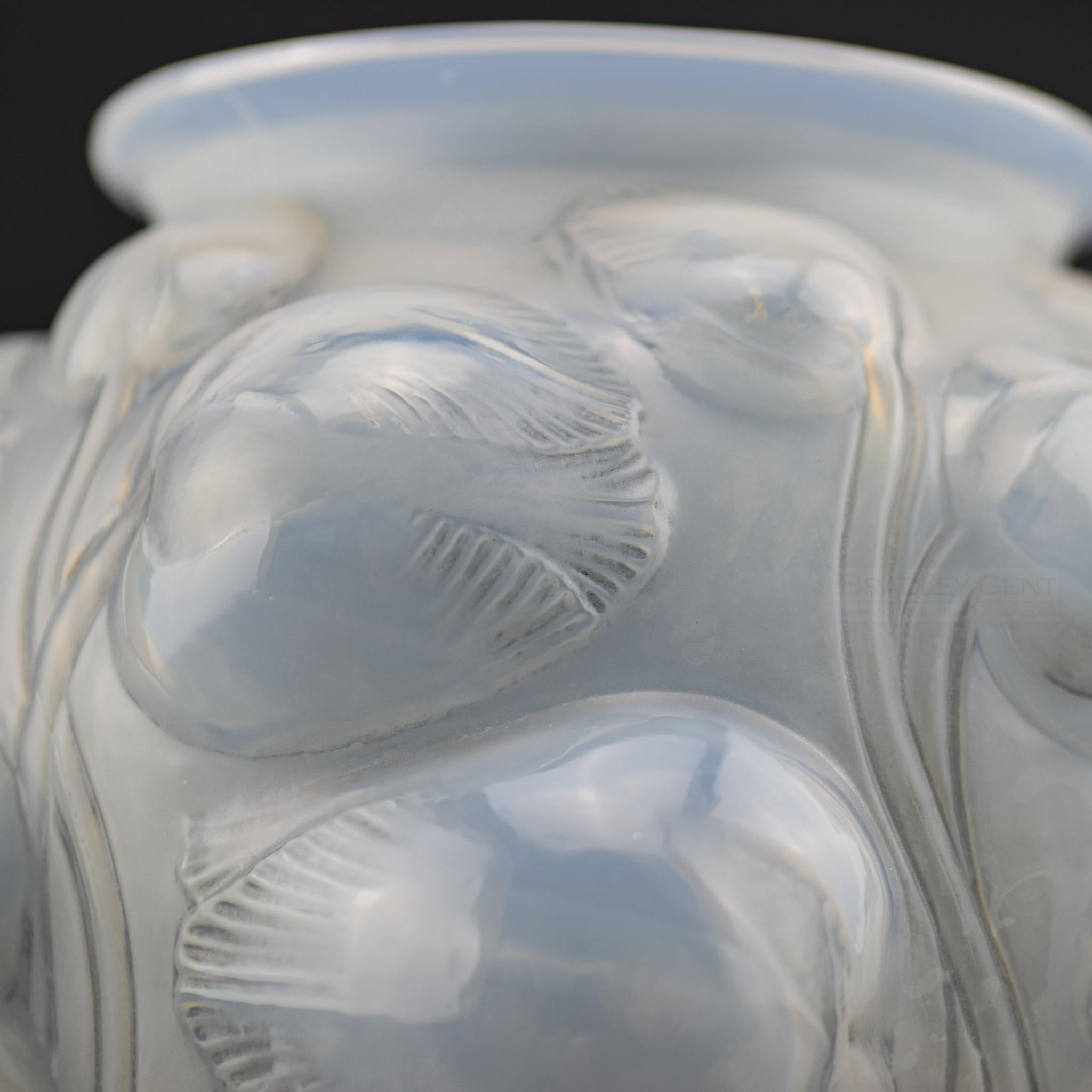 Rene His Lalique opalescente e  vaso Tulipes tinto di grigio C1927 In condizioni buone in vendita a Devon, GB