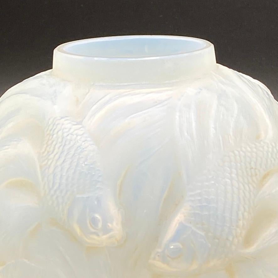 The Formose vase is one of the vases lalique created in many colors.

The vase was a big success as the study of the fishes swimming all around the vase's body are a real study of this particular fish.

The round shaped shape of the vase is very