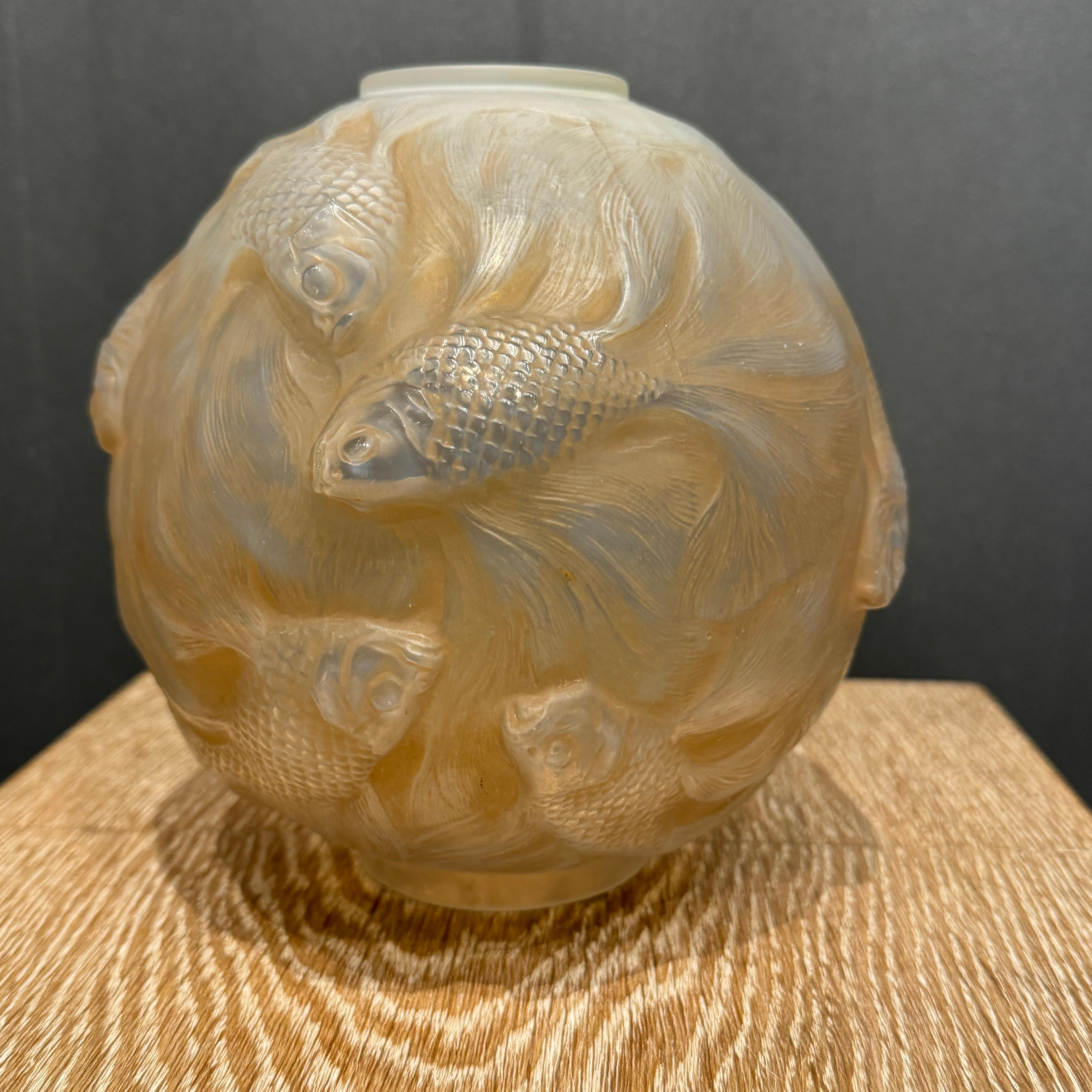 Rene Lalique Opalescent Art Deco Formose Vase In Excellent Condition For Sale In SAINT-OUEN-SUR-SEINE, FR