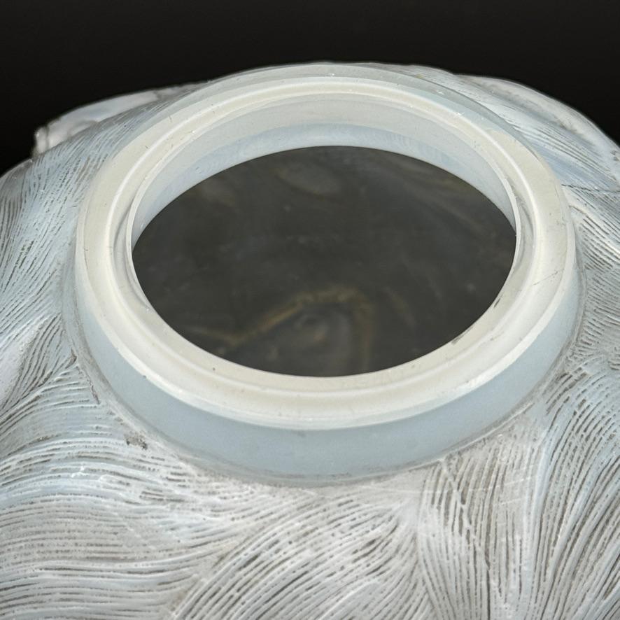 Rene Lalique Opalescent Art Deco Formose Vase In Excellent Condition In SAINT-OUEN-SUR-SEINE, FR