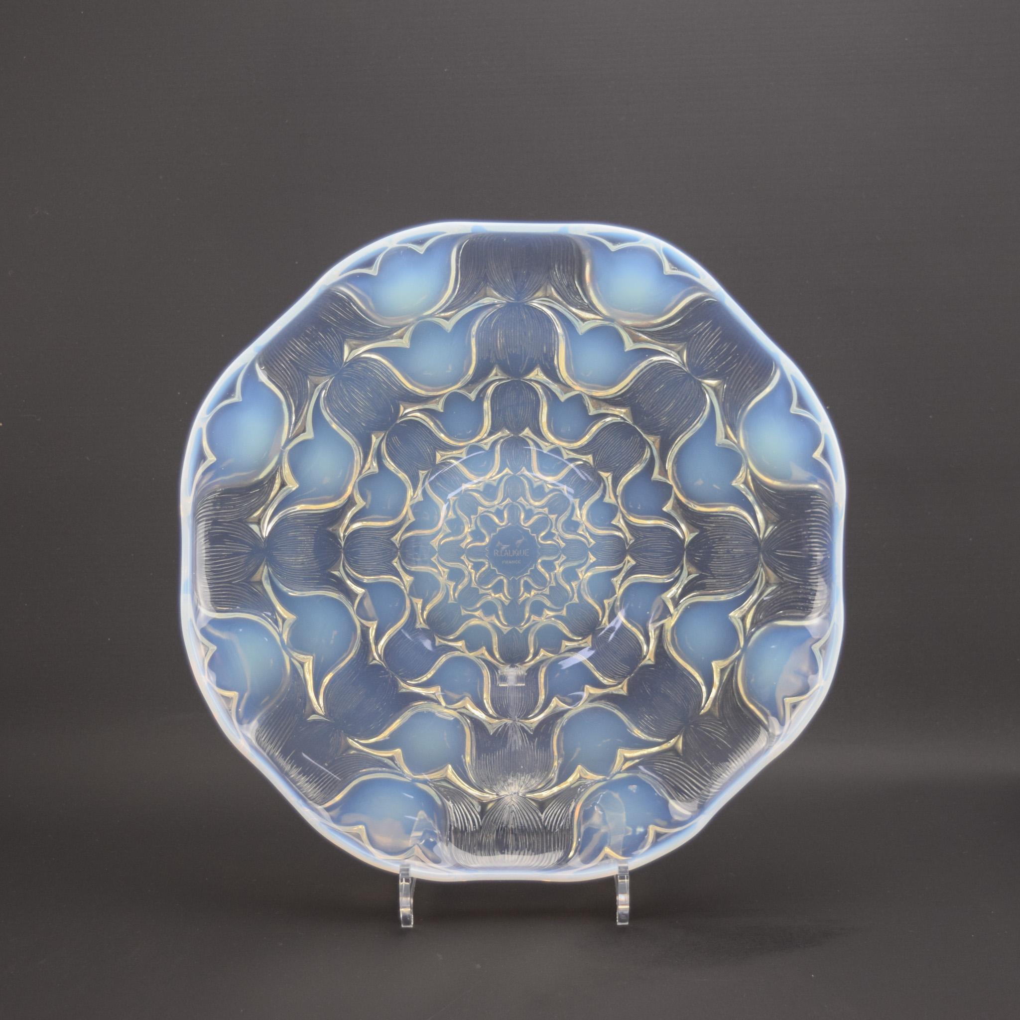 Art Déco Piatto coupe Campanules opalescente di Rene Lalique in vendita