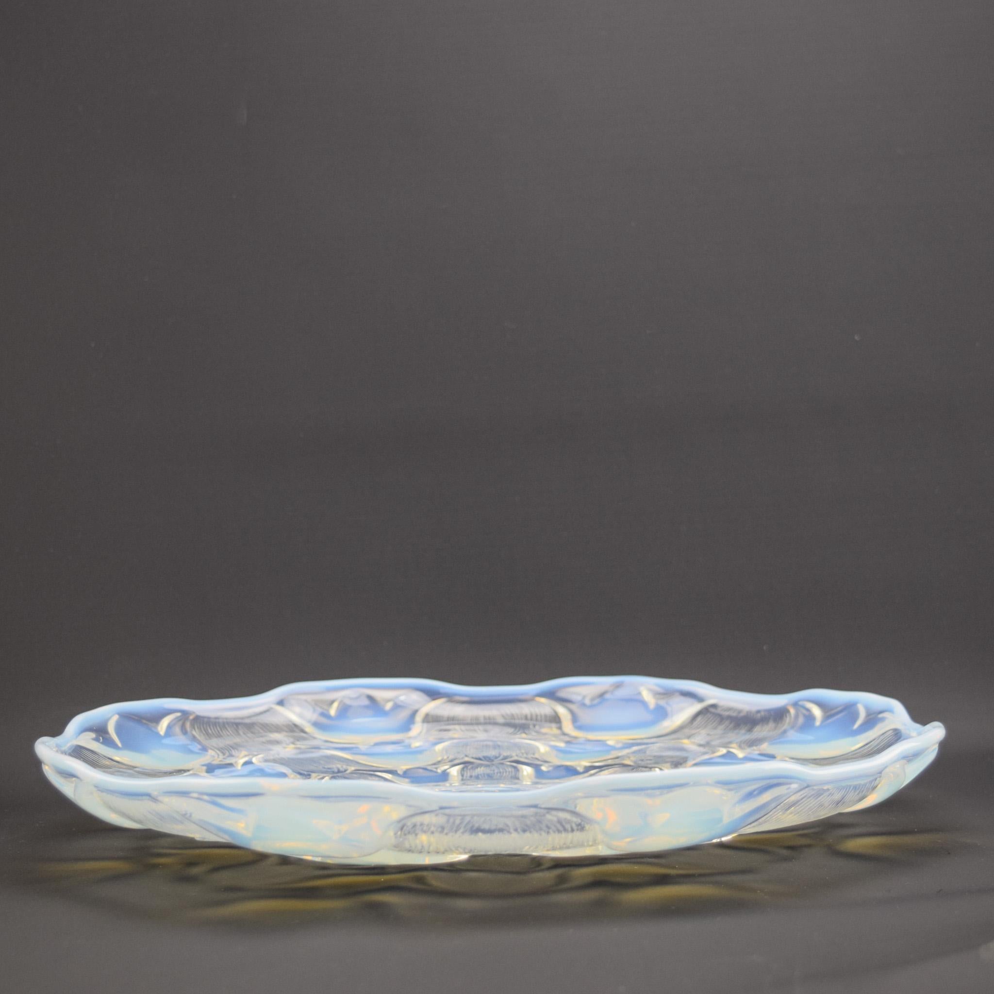 Francese Piatto coupe Campanules opalescente di Rene Lalique in vendita