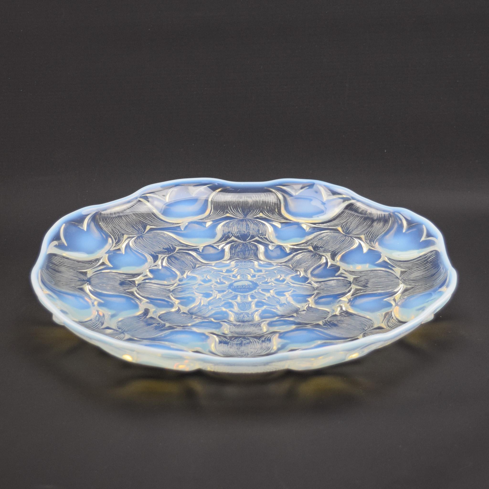 Stampato Piatto coupe Campanules opalescente di Rene Lalique in vendita