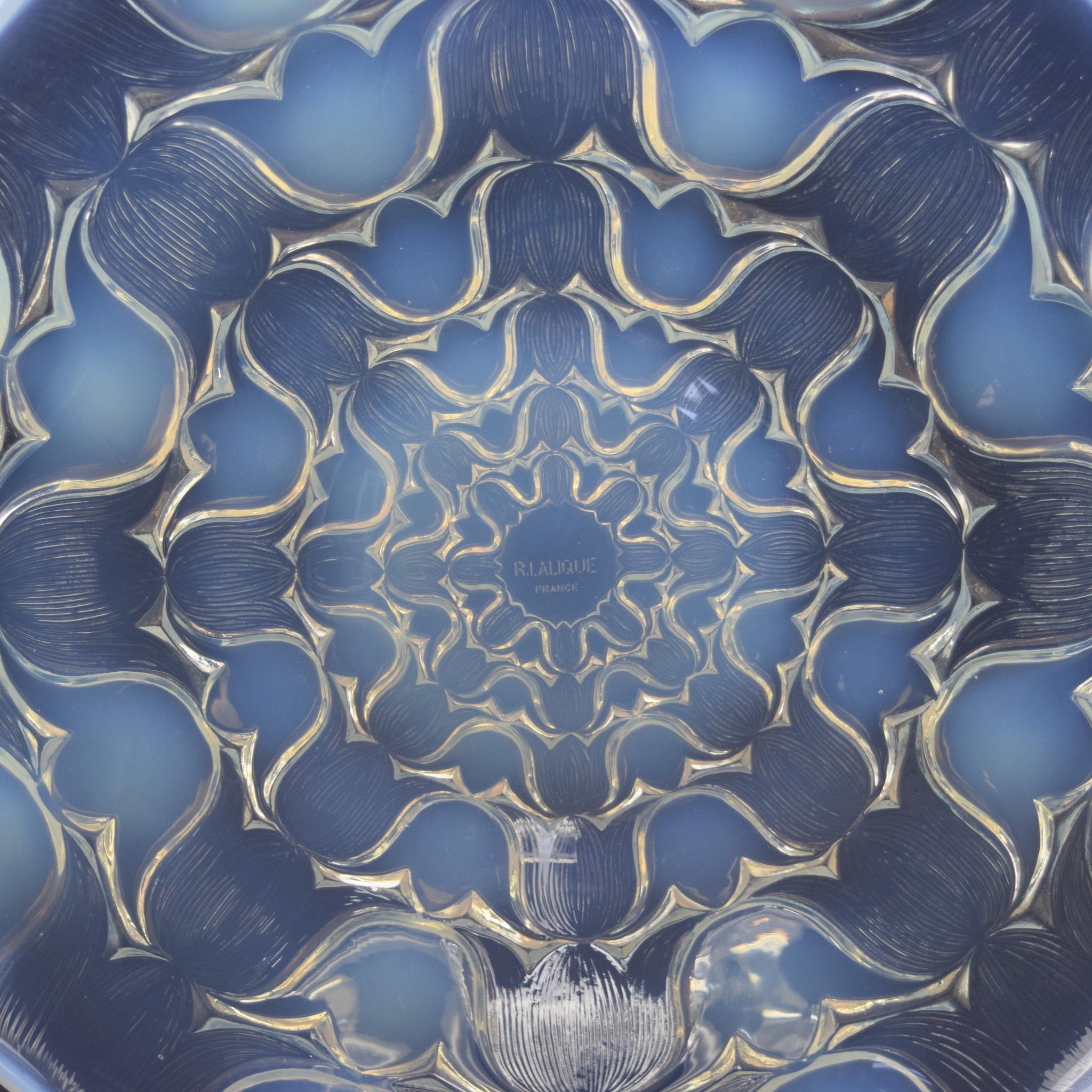Metà XX secolo Piatto coupe Campanules opalescente di Rene Lalique in vendita
