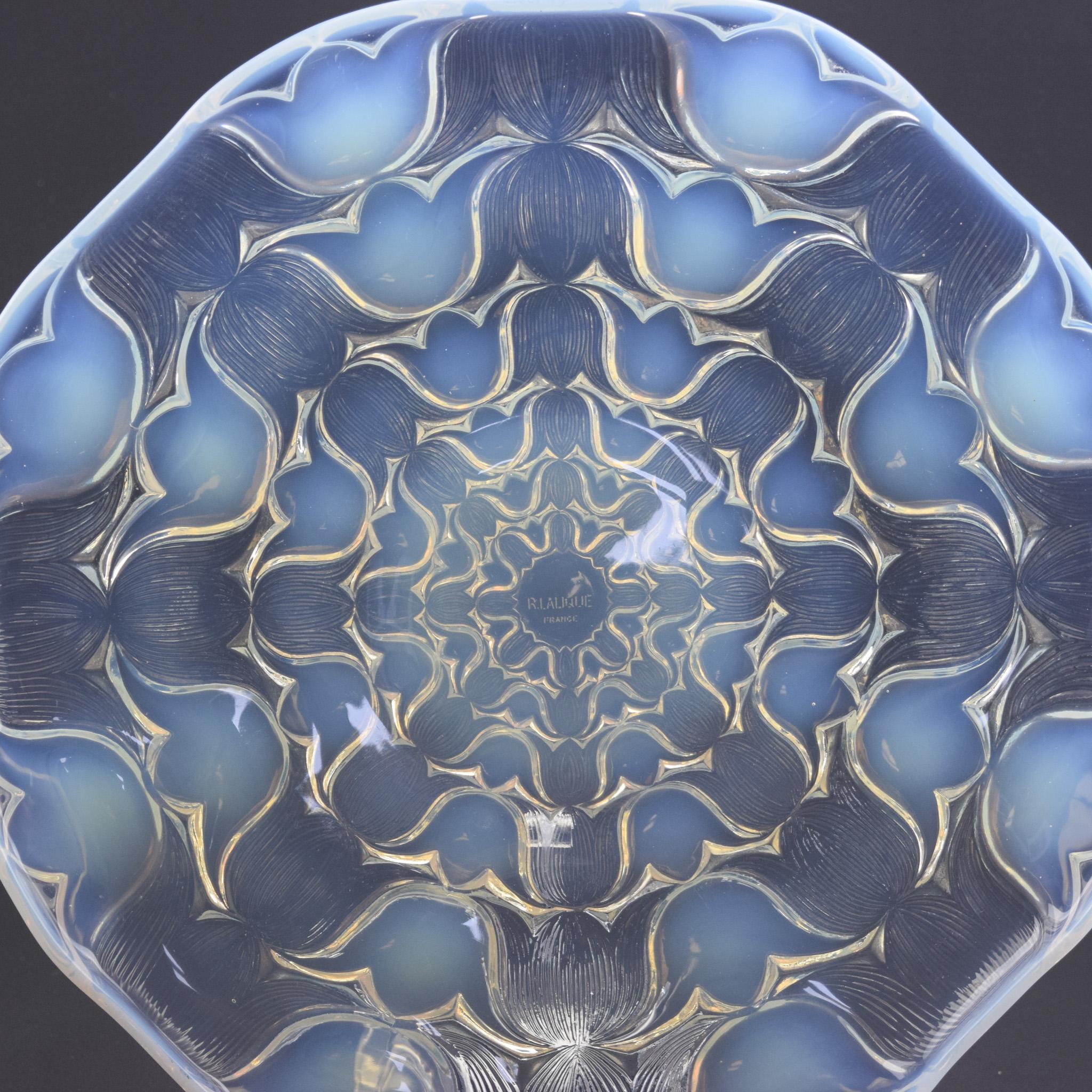 Vetro Piatto coupe Campanules opalescente di Rene Lalique in vendita