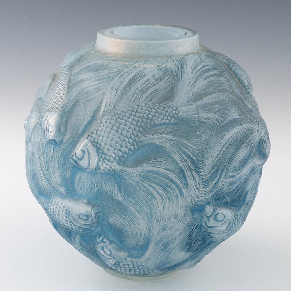 Intestazione : Vaso in vetro R.Lalique Formose
Data : Progettata nel 1924
Periodo : Interregno
Origine : Wingen-sur-Moder. Francia
Colore : Blu opalescente e blu ceruleo macchiato
Modello : Formose Marcilhac no 934
Marchi : Stencil R Lalique France