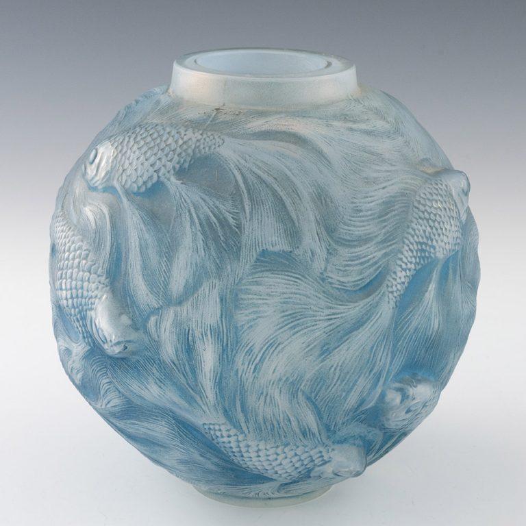 Rene Lalique Vaso Formoso colorato blu ceruleo opalescente disegnato nel 1924 In condizioni buone a Tunbridge Wells, GB