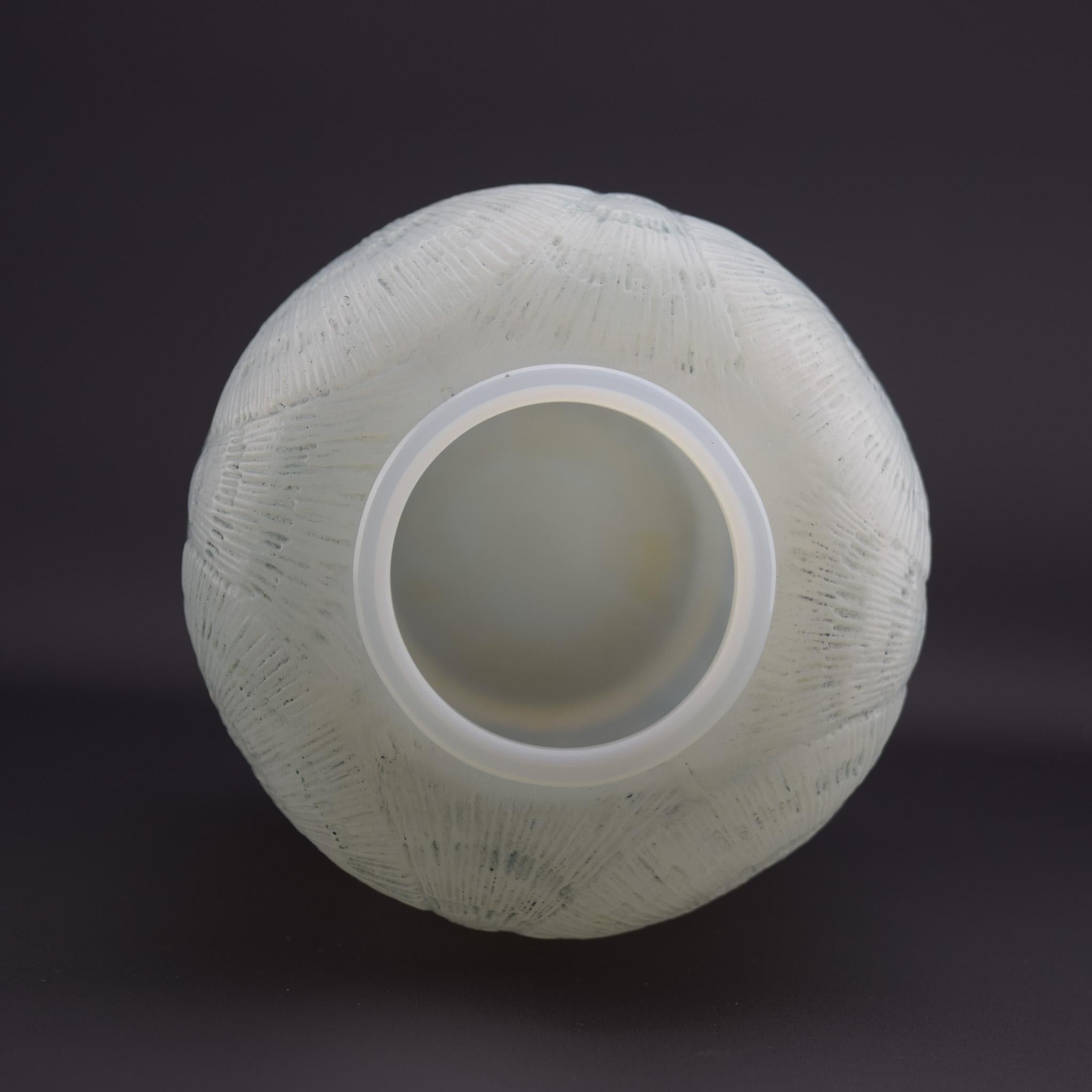 Francese Vaso Coquilles opalescente Rene Lalique C1920 in vendita