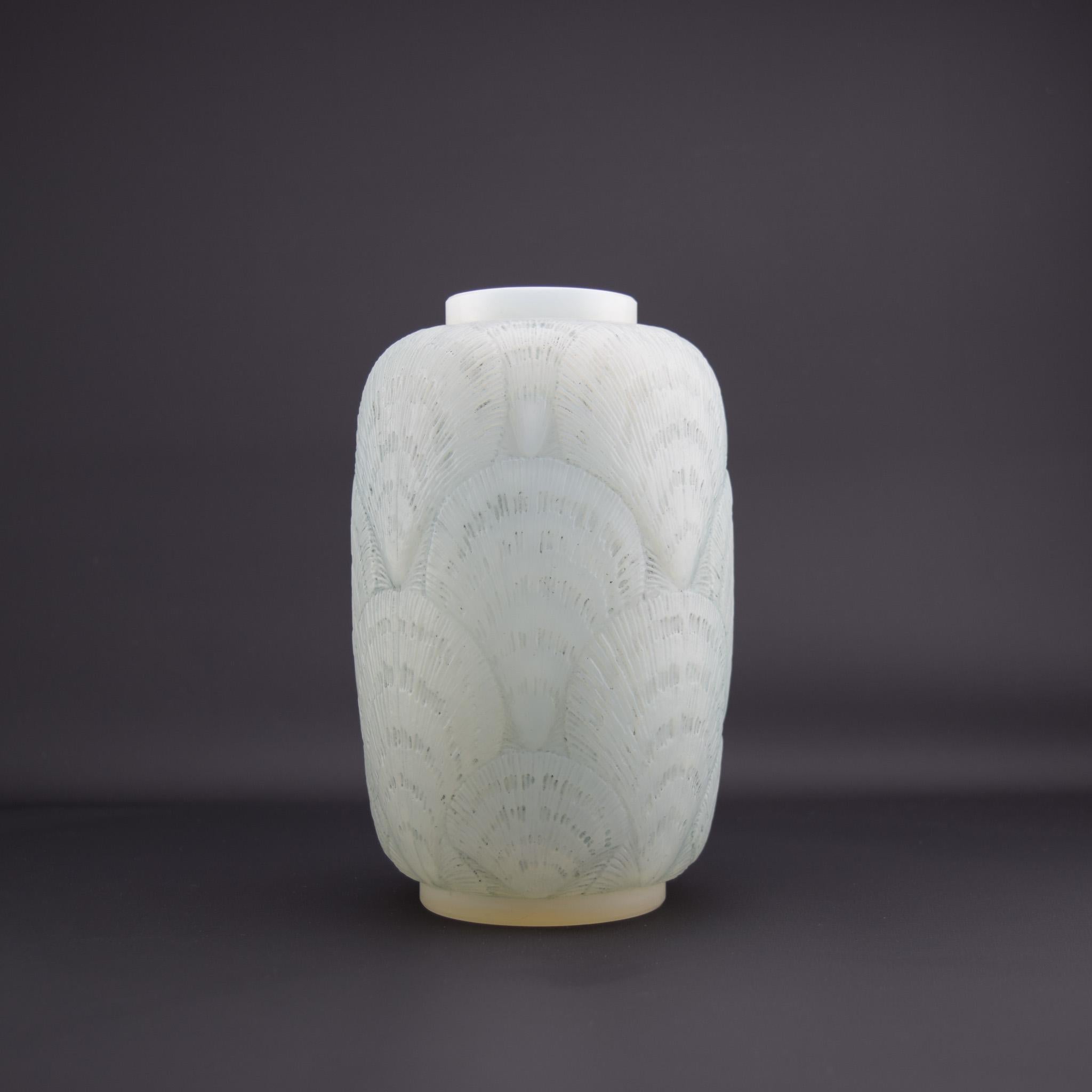 Stampato Vaso Coquilles opalescente Rene Lalique C1920 in vendita
