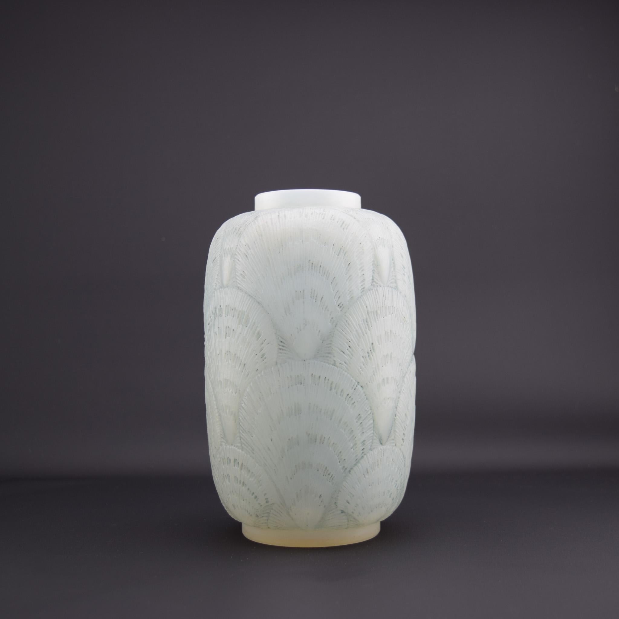 Vaso Coquilles opalescente Rene Lalique C1920 In condizioni buone in vendita a Devon, GB