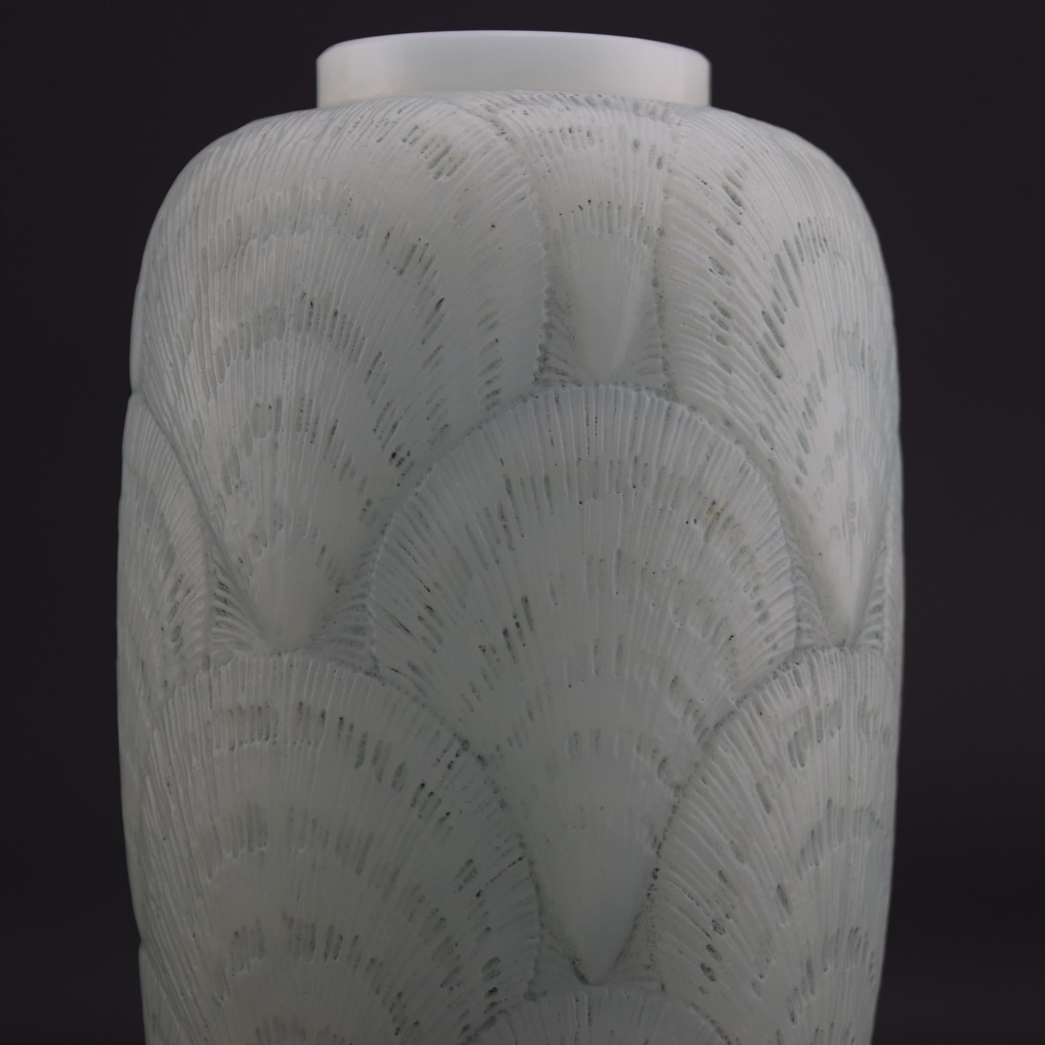 Inizio XX secolo Vaso Coquilles opalescente Rene Lalique C1920 in vendita