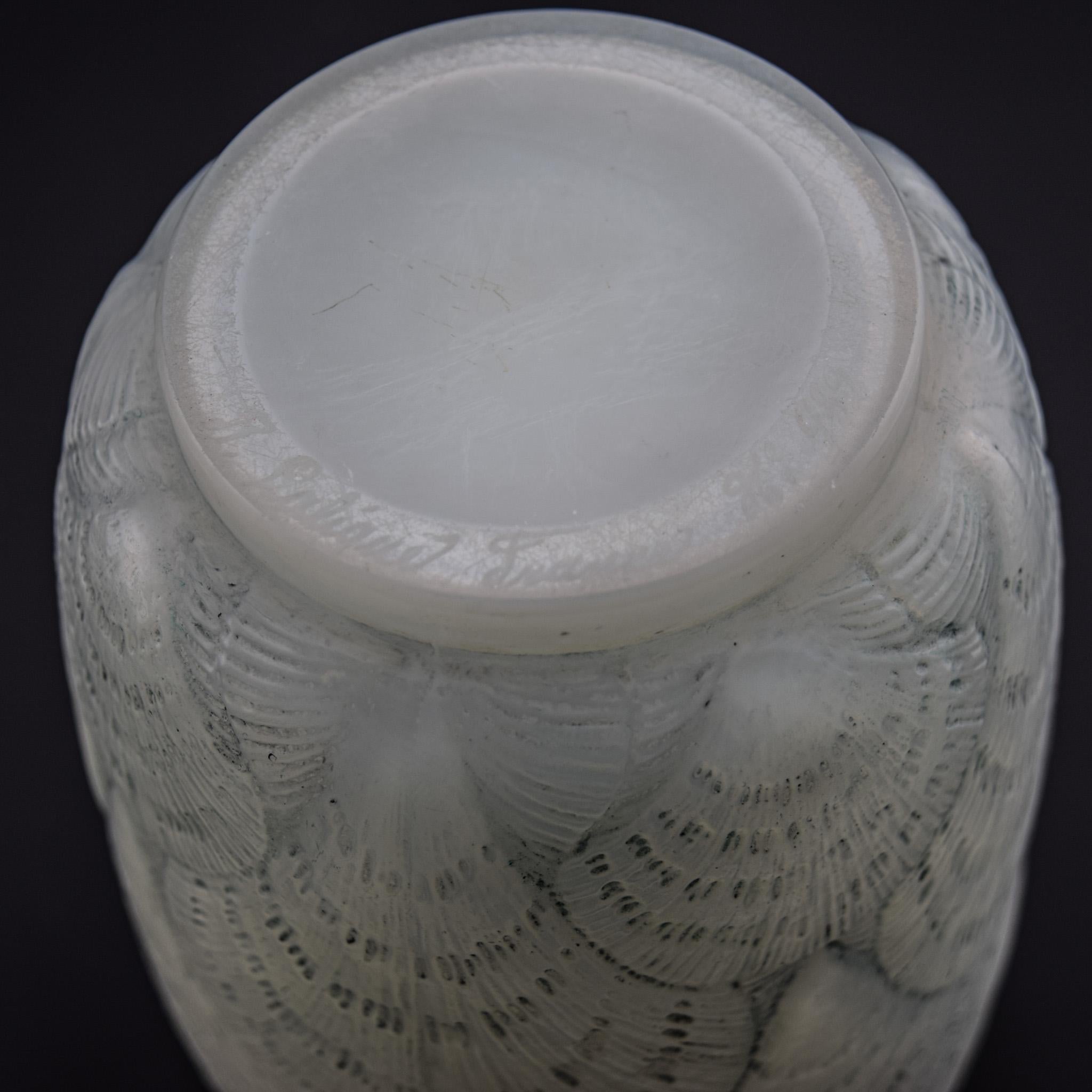 Vaso Coquilles opalescente Rene Lalique C1920 in vendita 1