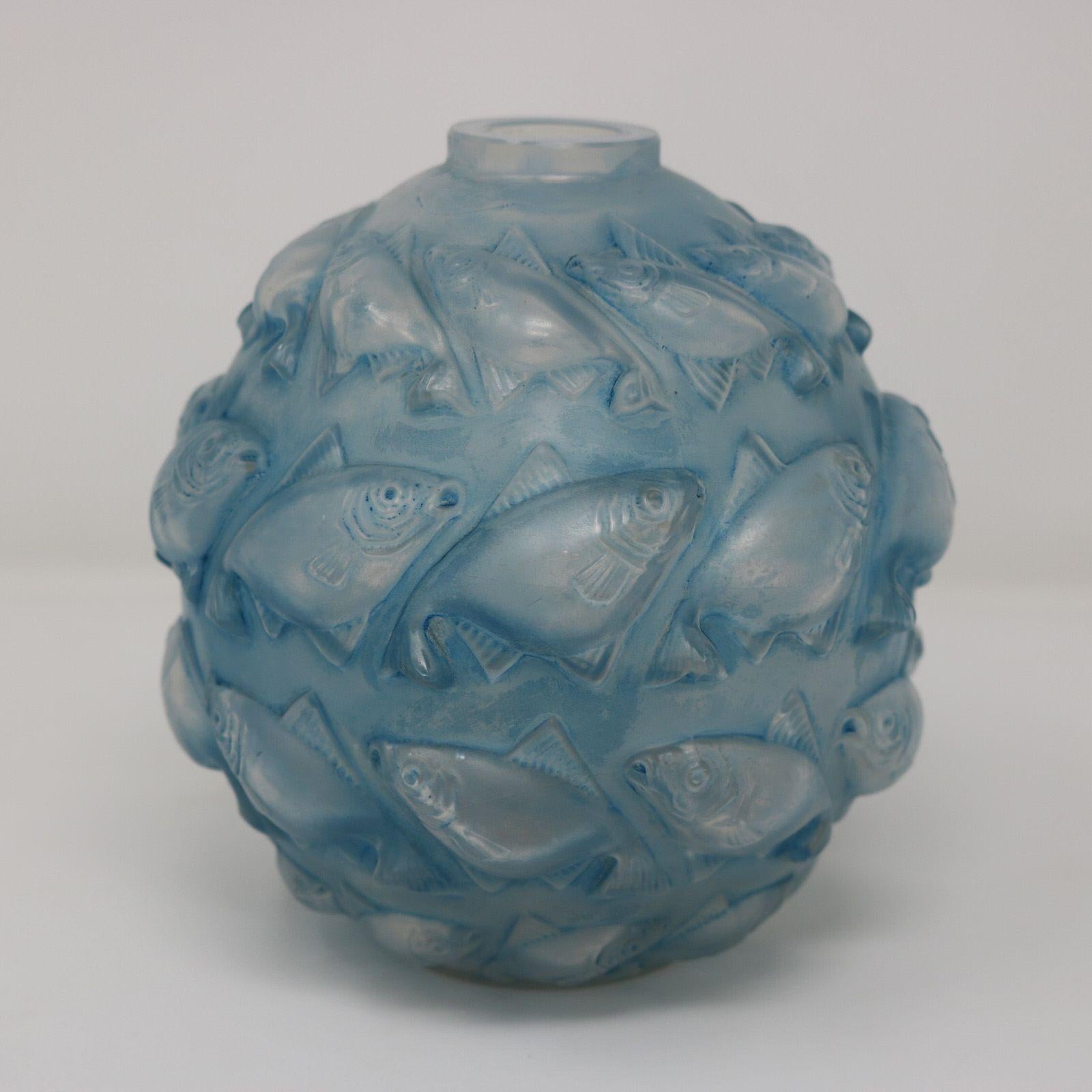 Vase „Camaret“ aus opalisierendem Glas mit blauem Edelstahl von Rene Lalique (Art déco) im Angebot