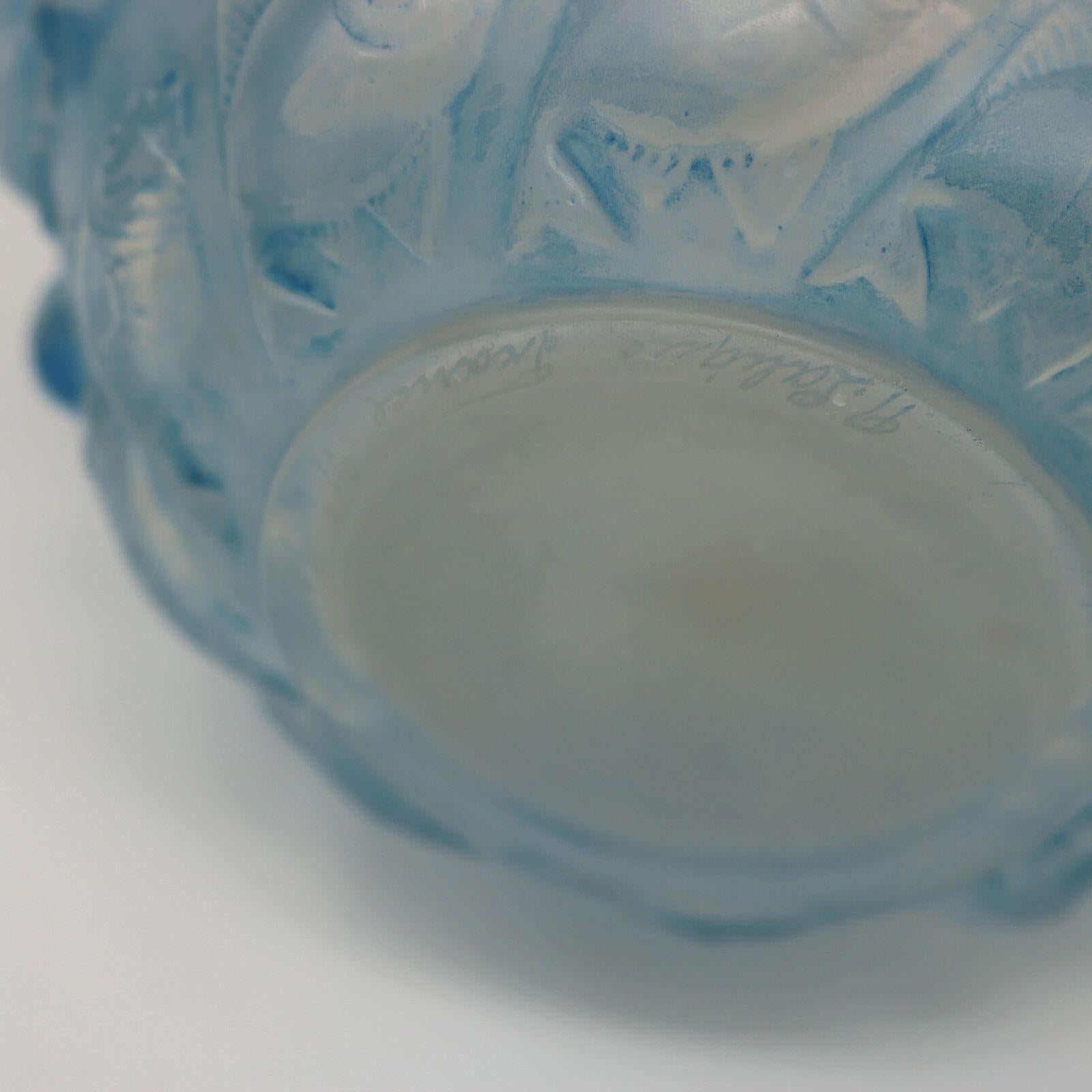 Verre Vase Camaret de Rene Lalique en verre opalescent à teinte bleue en vente
