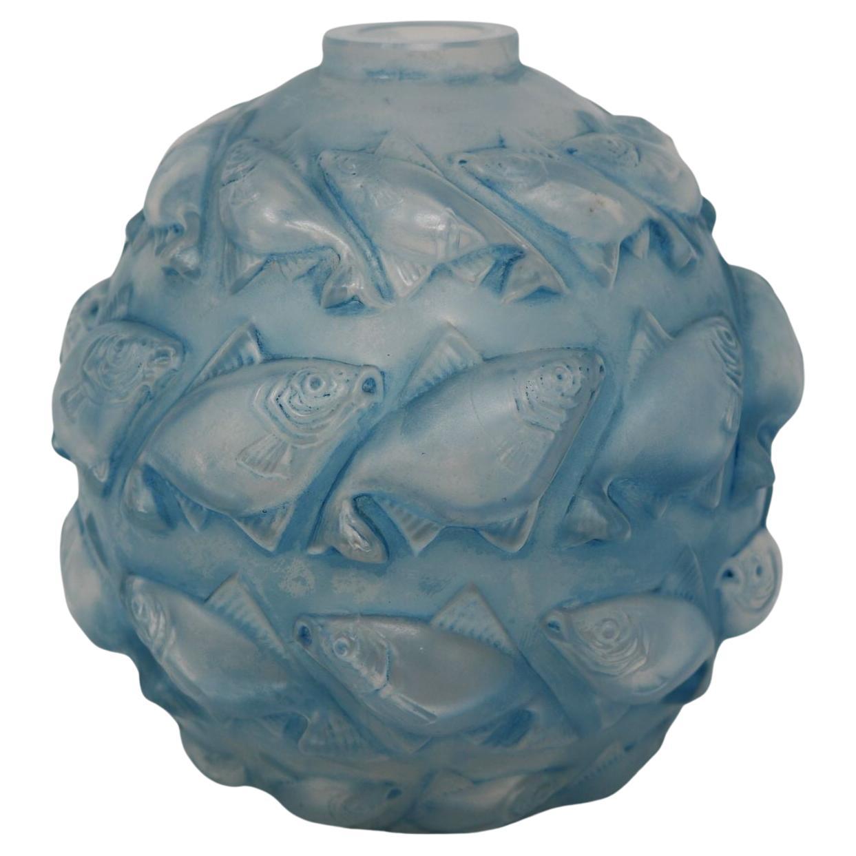 Vase „Camaret“ aus opalisierendem Glas mit blauem Edelstahl von Rene Lalique