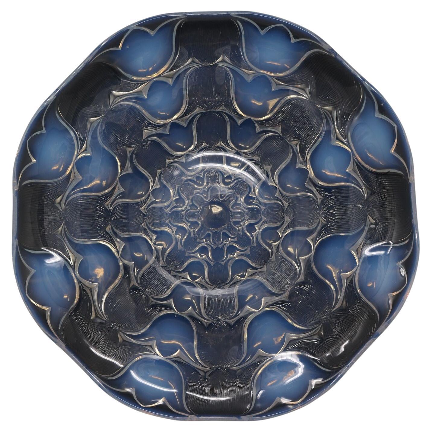 Assiette Campanules en verre opalescent Rene His en vente