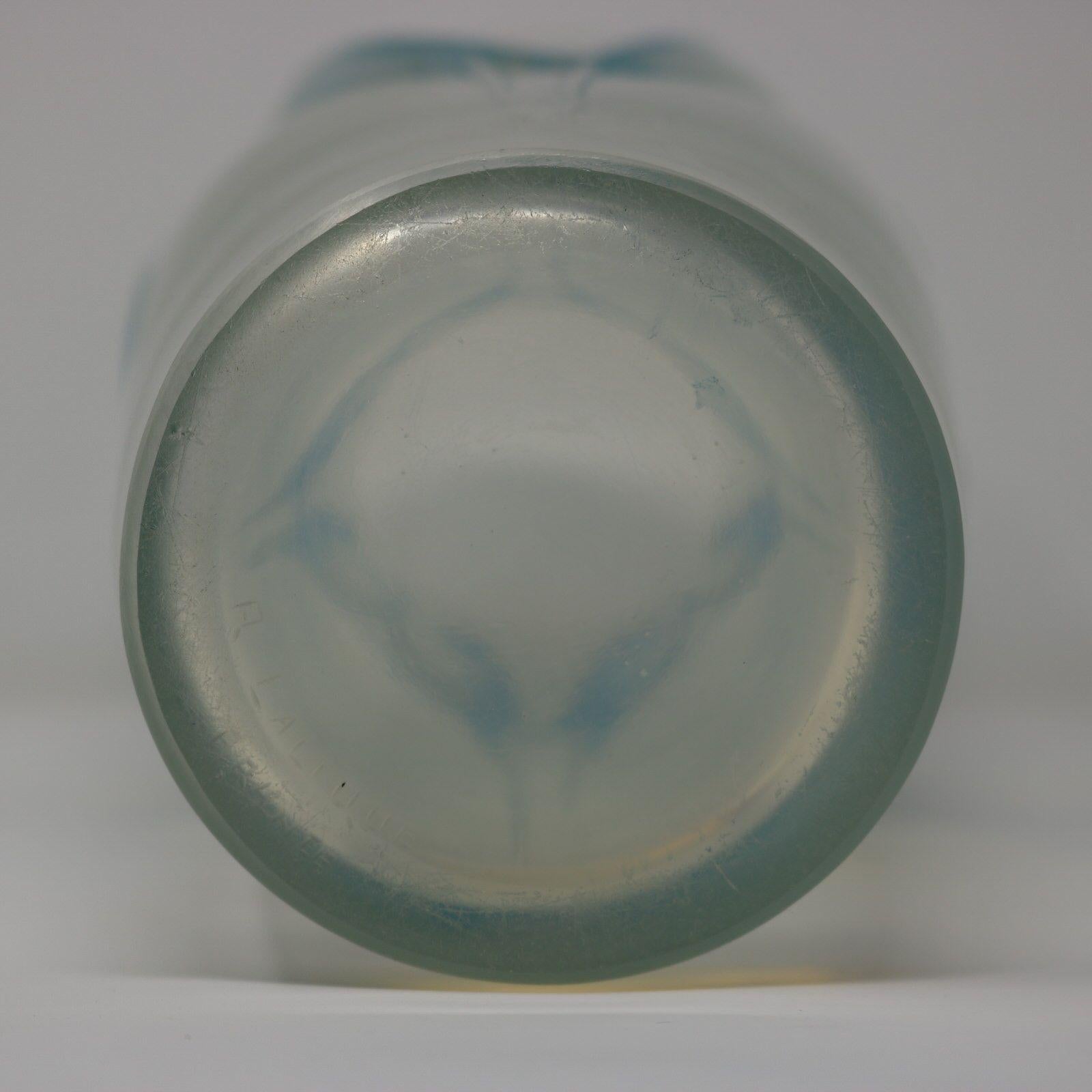 Verre Rene Lalique - Vase « Ceylan » en verre opalescent en vente