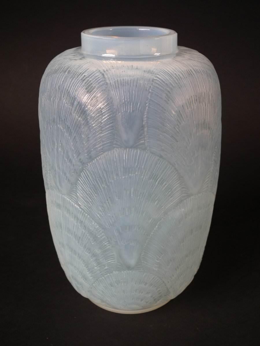 Rene Lalique Opalescent Glass 'Coquilles' Vase In Good Condition In Chelmsford, Essex