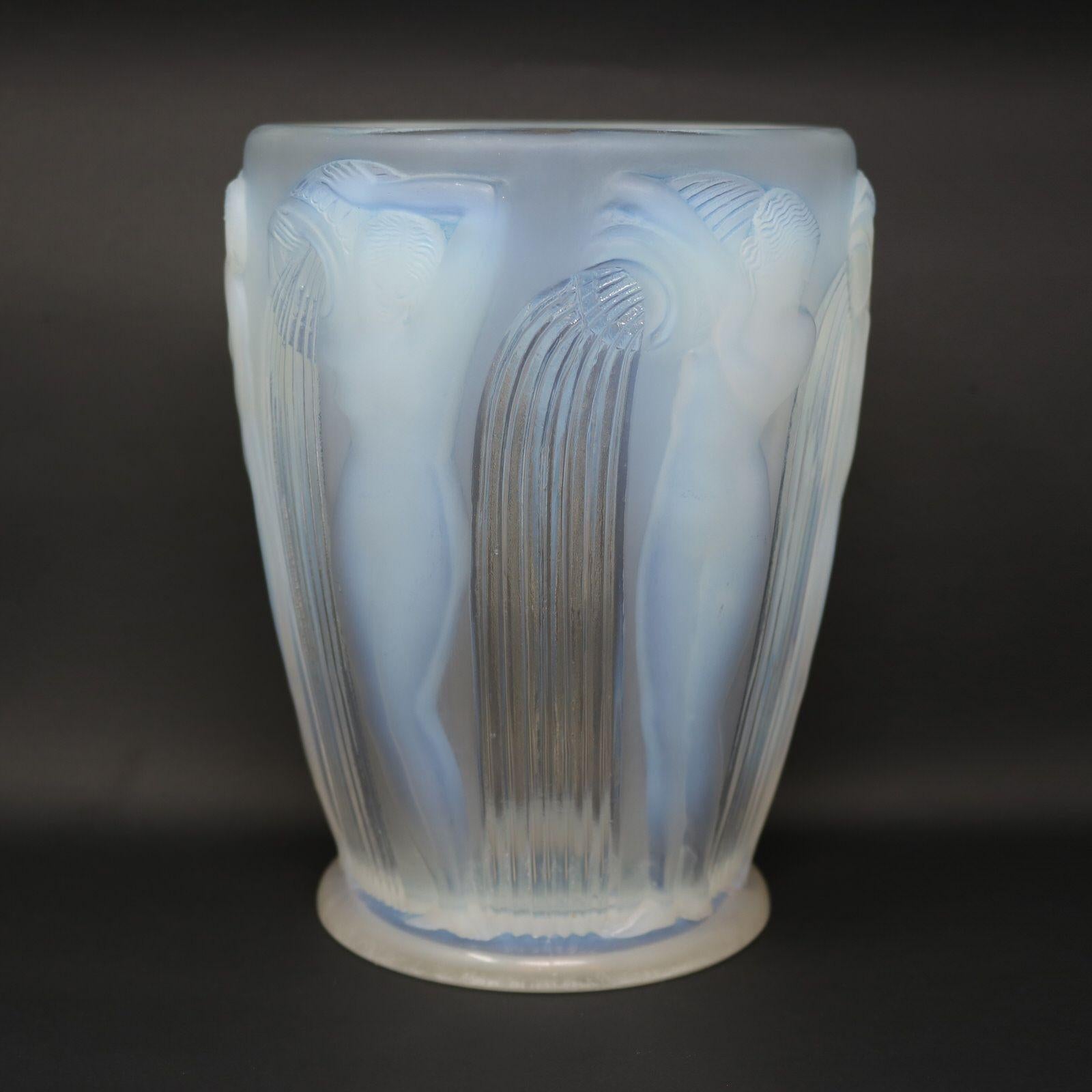 Début du 20ème siècle Rene Lalique Opalescent Glass Danaides Vase en vente