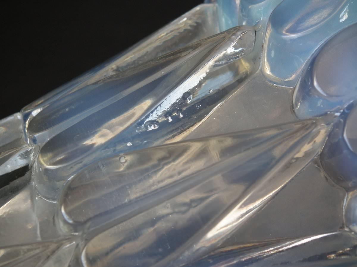 Rene Lalique Opalescent Glass 'Feuilles' Vase In Good Condition For Sale In Chelmsford, Essex