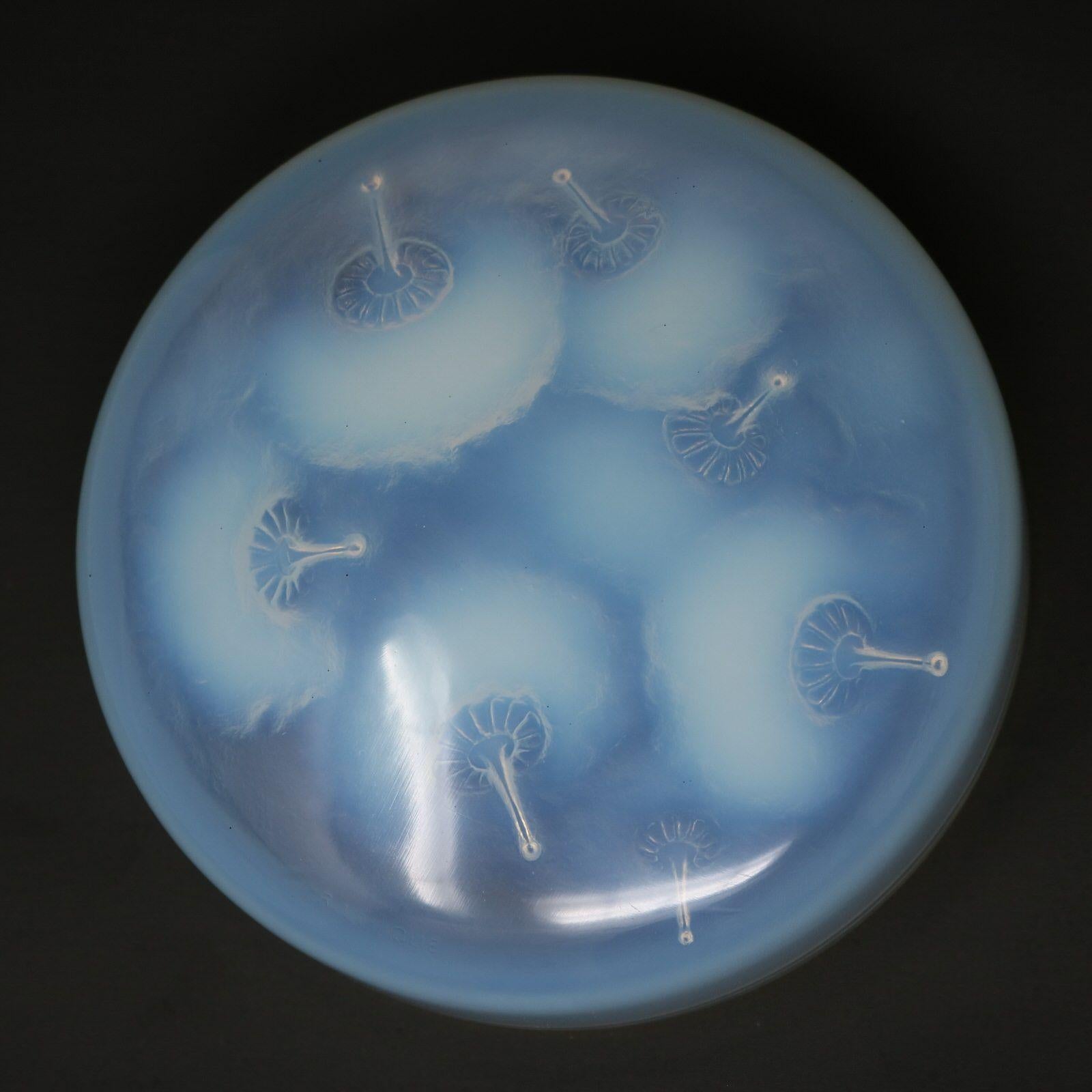 Scatola 'Houppes' in vetro opalescente di Rene Lalique. Questo disegno presenta teste di semi simili a quelle del dente di leone. R. Marchio LALIQUE, modellato sul coperchio. Inciso alla base, 