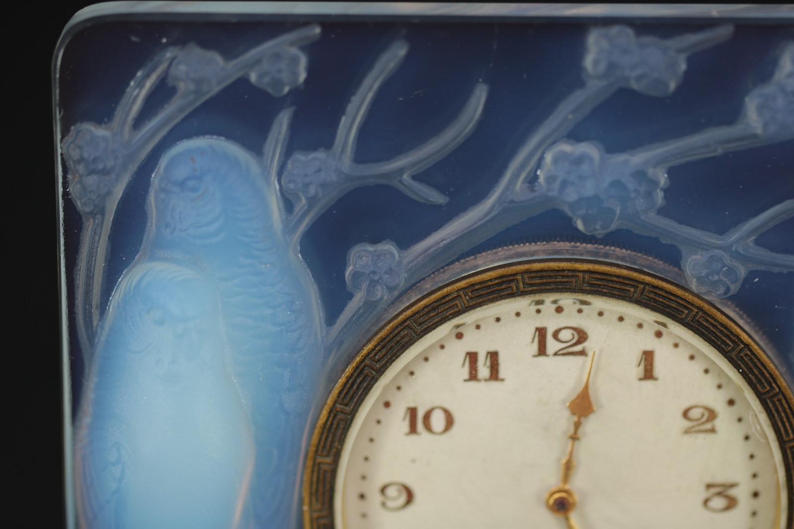 René Lalique Opalescent Glas Inseparables Uhr (Gepresst) im Angebot