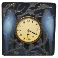 Rene Lalique Uhr „Inseparables“ aus opalisierendem Glas