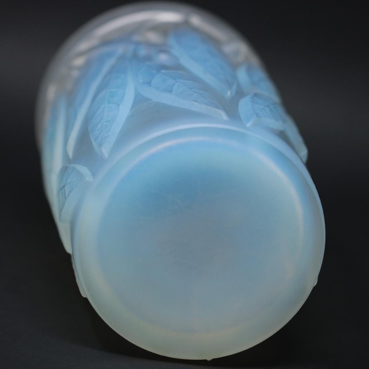 Rene Lalique Opalescent Glass 'Laurier' Vase In Good Condition In Chelmsford, Essex