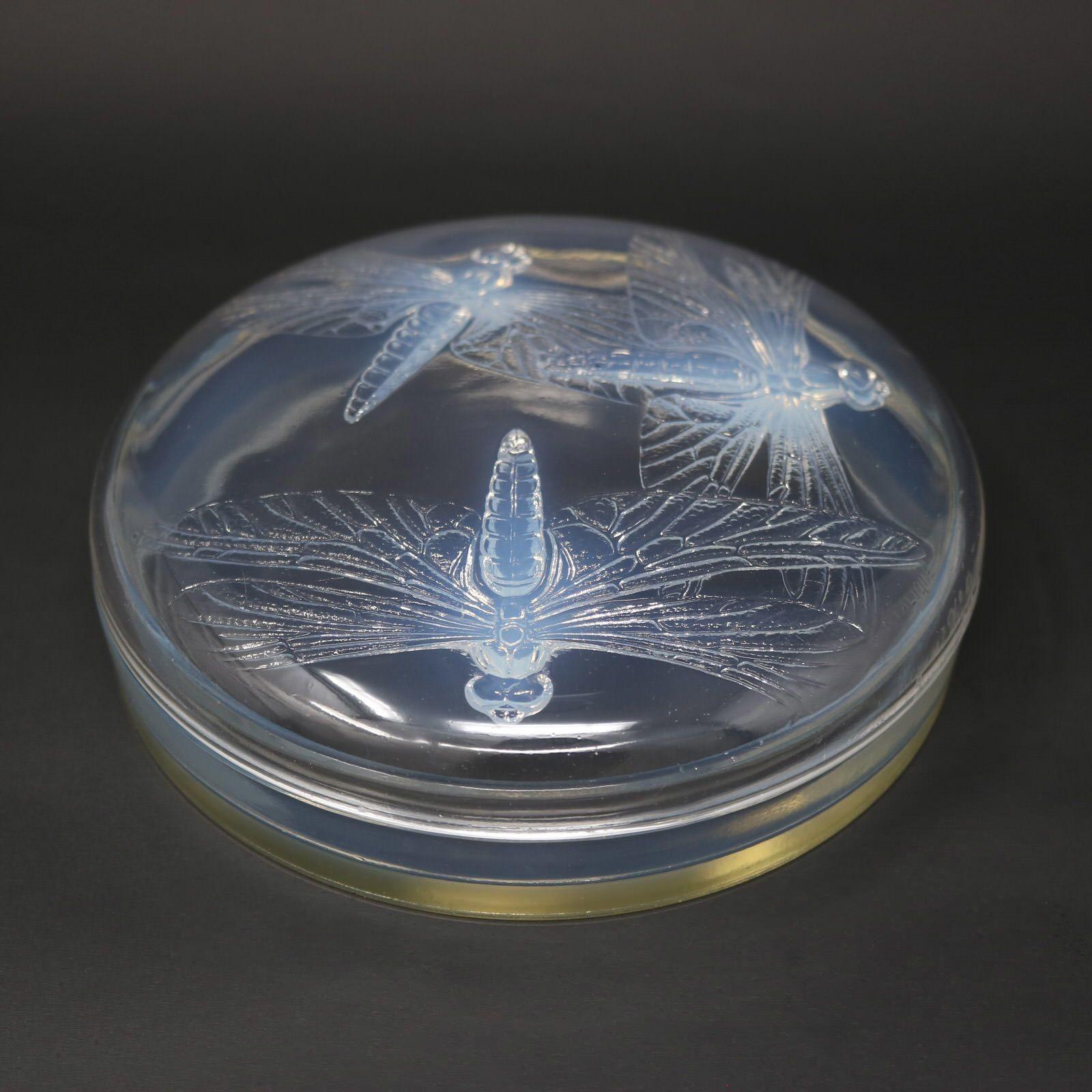 Rene Lalique Opalescent Glass 'Libellules' Box In Good Condition For Sale In Chelmsford, Essex