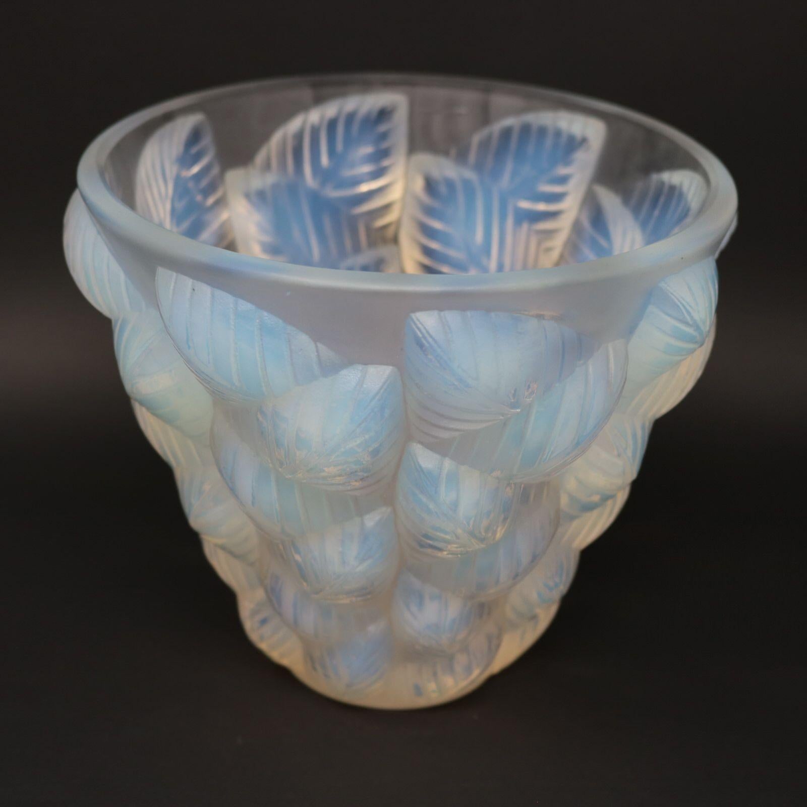 Jarrón Moissac de cristal opalescente René Lalique Art Decó en venta