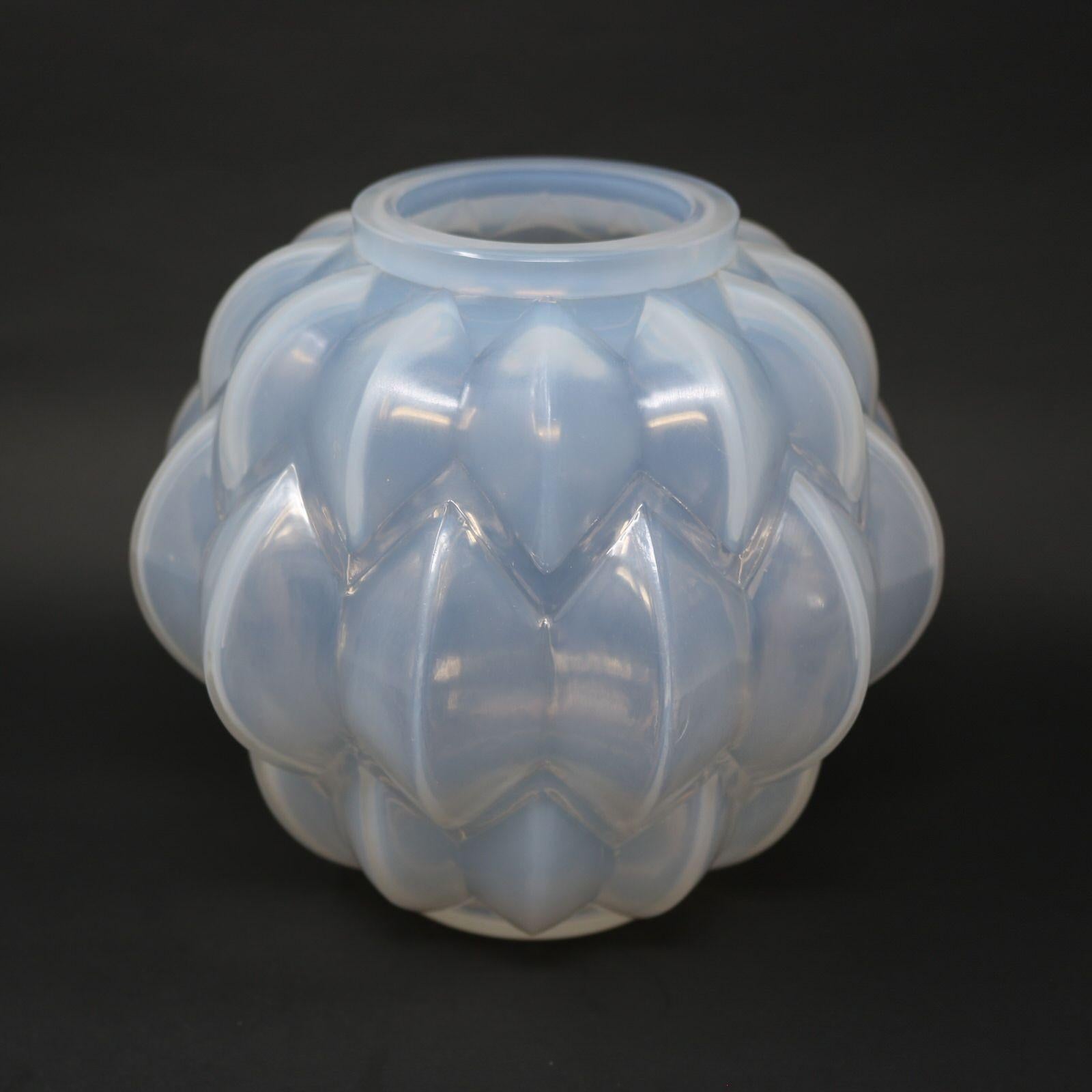 Vaso 'Nivernais' in vetro opalescente di Rene Lalique. Questo motivo presenta protuberanze geometriche a forma di bulbo su tutta la superficie. Marchio inciso del produttore, 