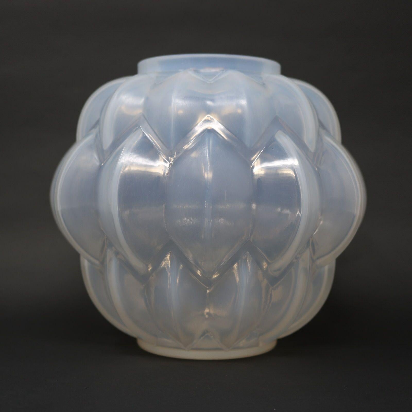 Vaso 'Nivernais' in vetro opalescente di Rene Lalique In condizioni buone in vendita a Chelmsford, Essex
