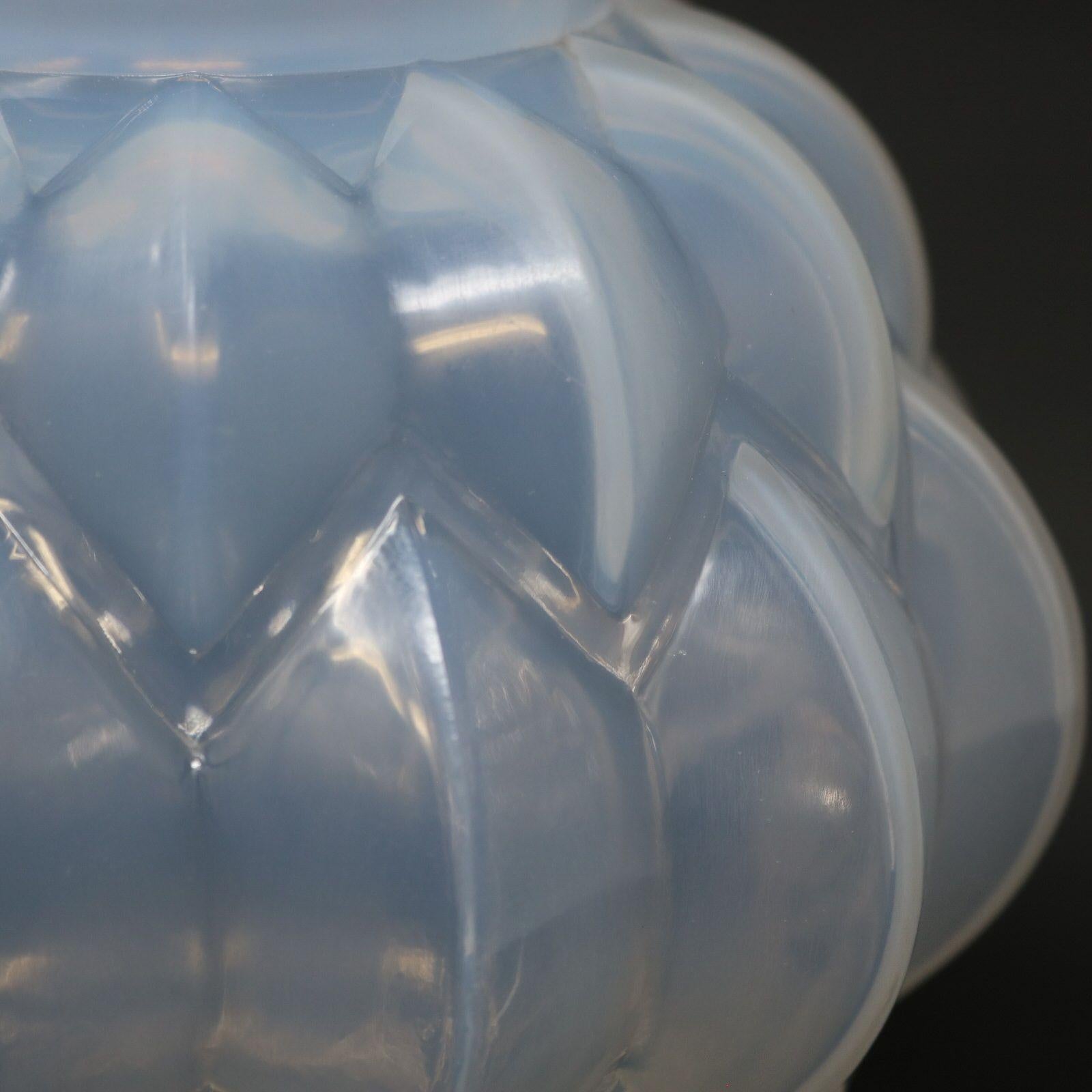 Vetro Vaso 'Nivernais' in vetro opalescente di Rene Lalique in vendita
