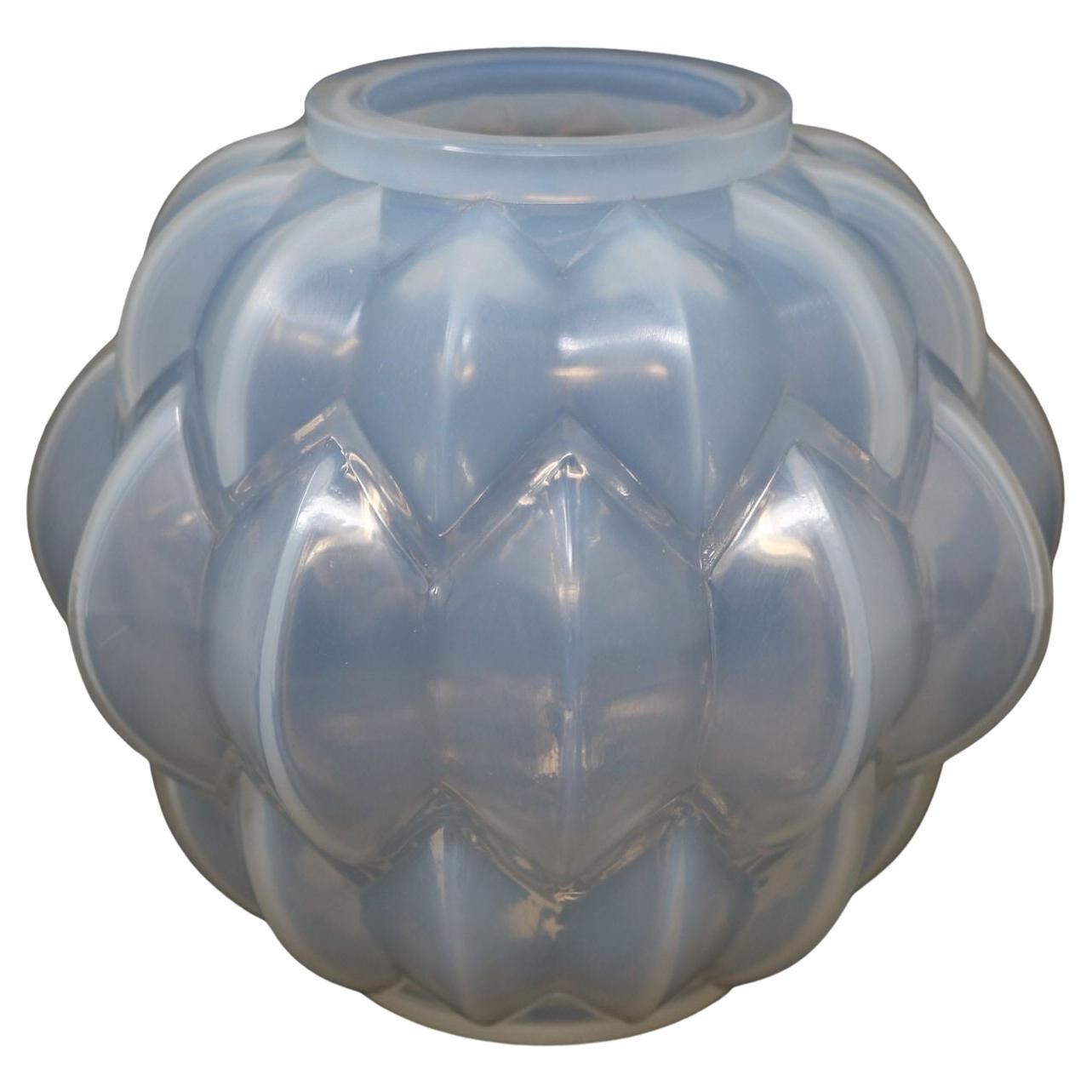 Vase 'Nivernais' en verre opalescent de Rene His