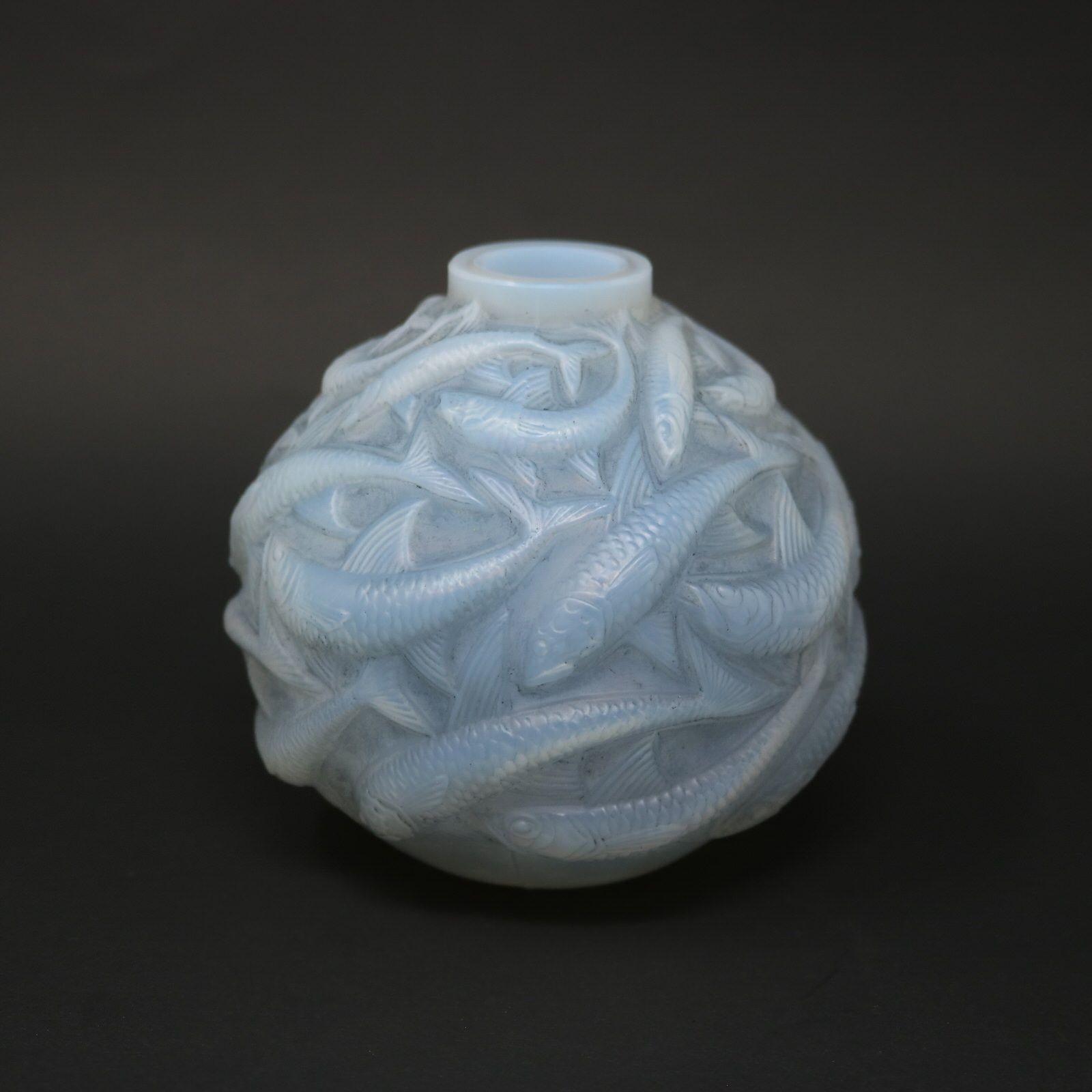 Vaso 'Oleron' in vetro opalescente di Rene Lalique. Questo schema presenta dei pesci. Macchie grigie sui dettagli. Marchio inciso del produttore: 
