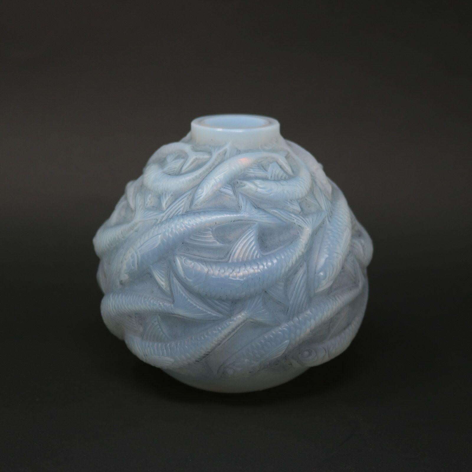 Francese Rene Lalique Vaso Oleron in vetro opalescente in vendita