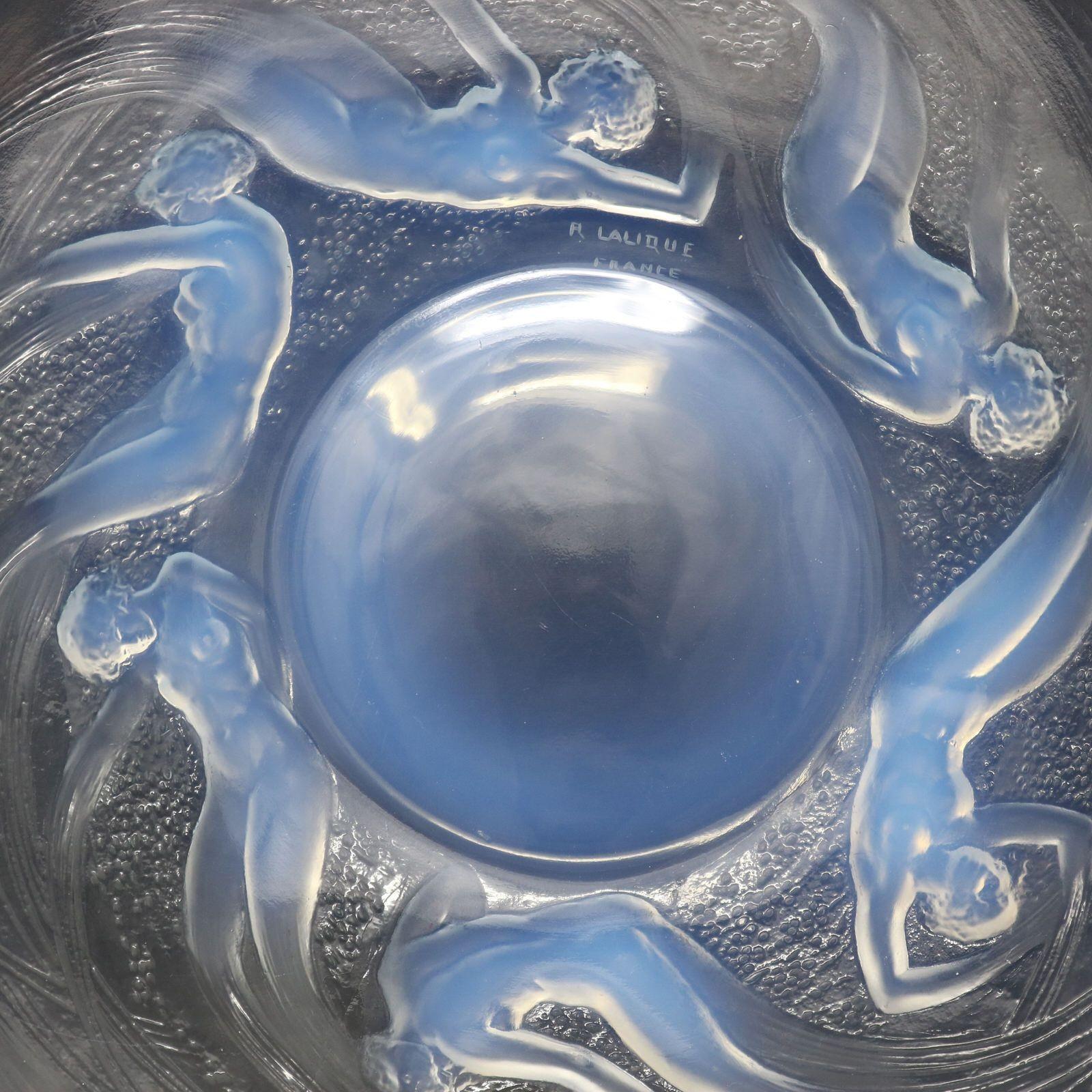 Rene Lalique Opalescent Glas Ondines Teller. Dieses Muster zeigt Ondines (oder Undines), eine Kategorie von imaginären Elementarwesen, die mit Wasser assoziiert werden und erstmals in den alchemistischen Schriften von Paracelsus, geboren 1493,