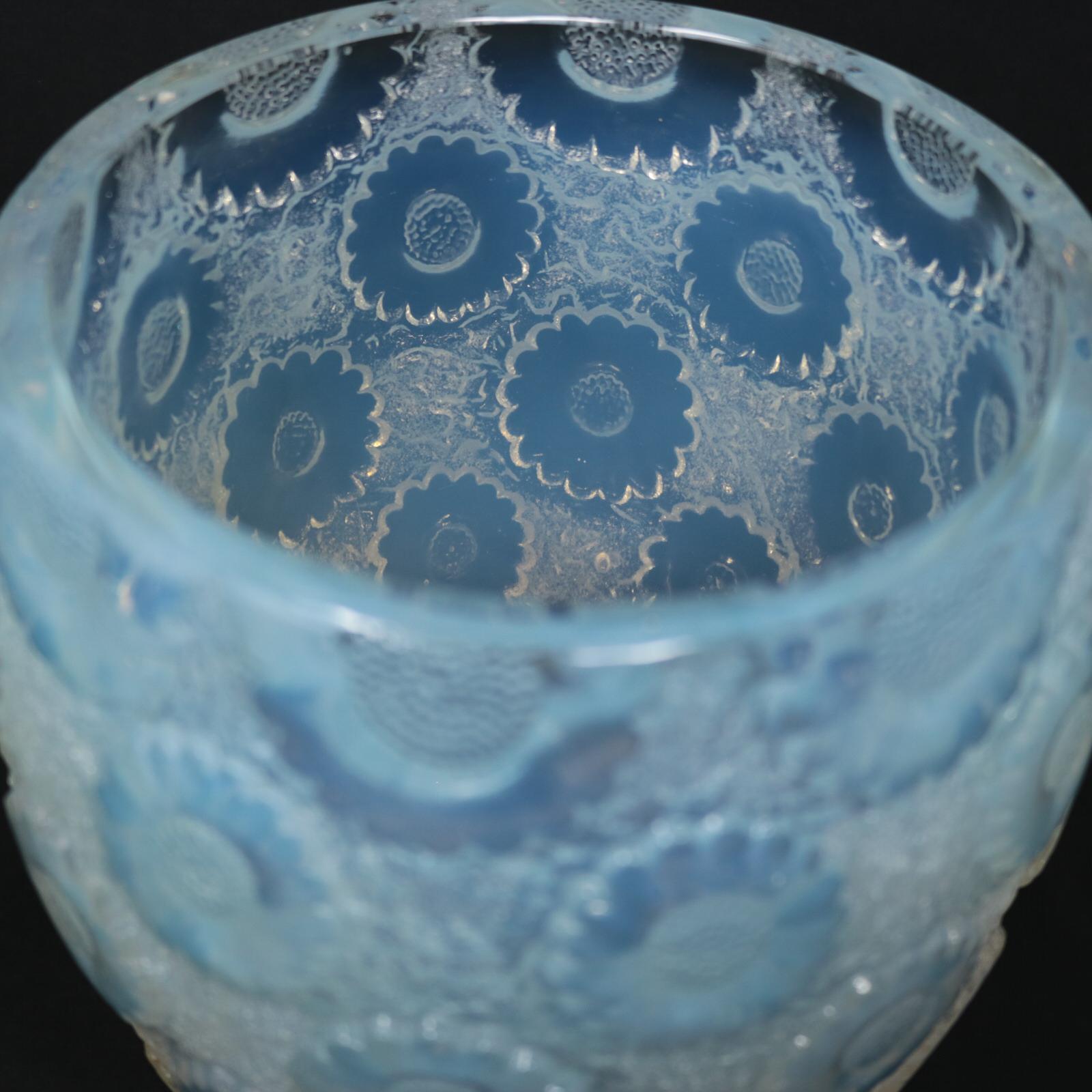 Français Vase « Paquerettes » en verre opalescent de Ren Lalique pour Daisies en vente