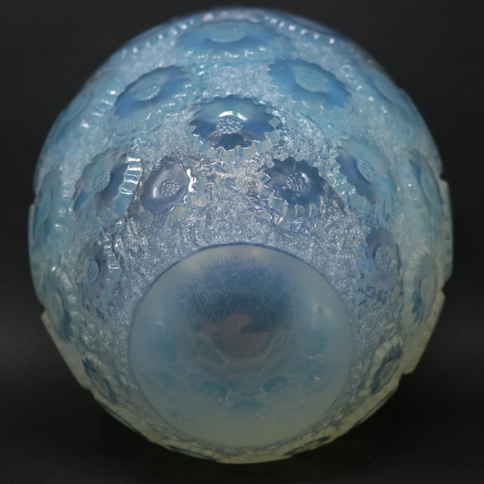 Mid-20th Century René Lalique Opalescent Glass 'Paquerettes' Daisies Vase For Sale