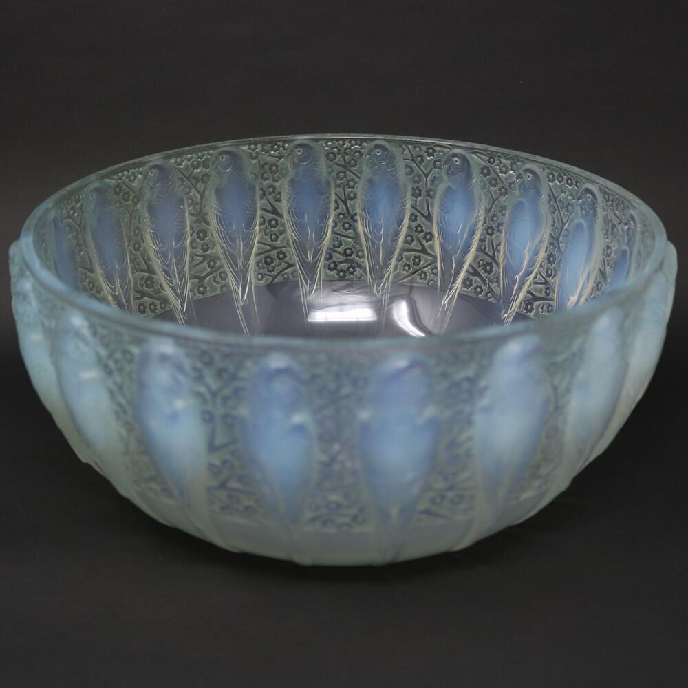 Bol 'Perruches' en verre opalescent de René Lalique. Détails de la tache verte. Ce motif représente des perruches sur le pourtour, avec des fleurs entre les deux. Marque du fabricant inscrite au pochoir, 